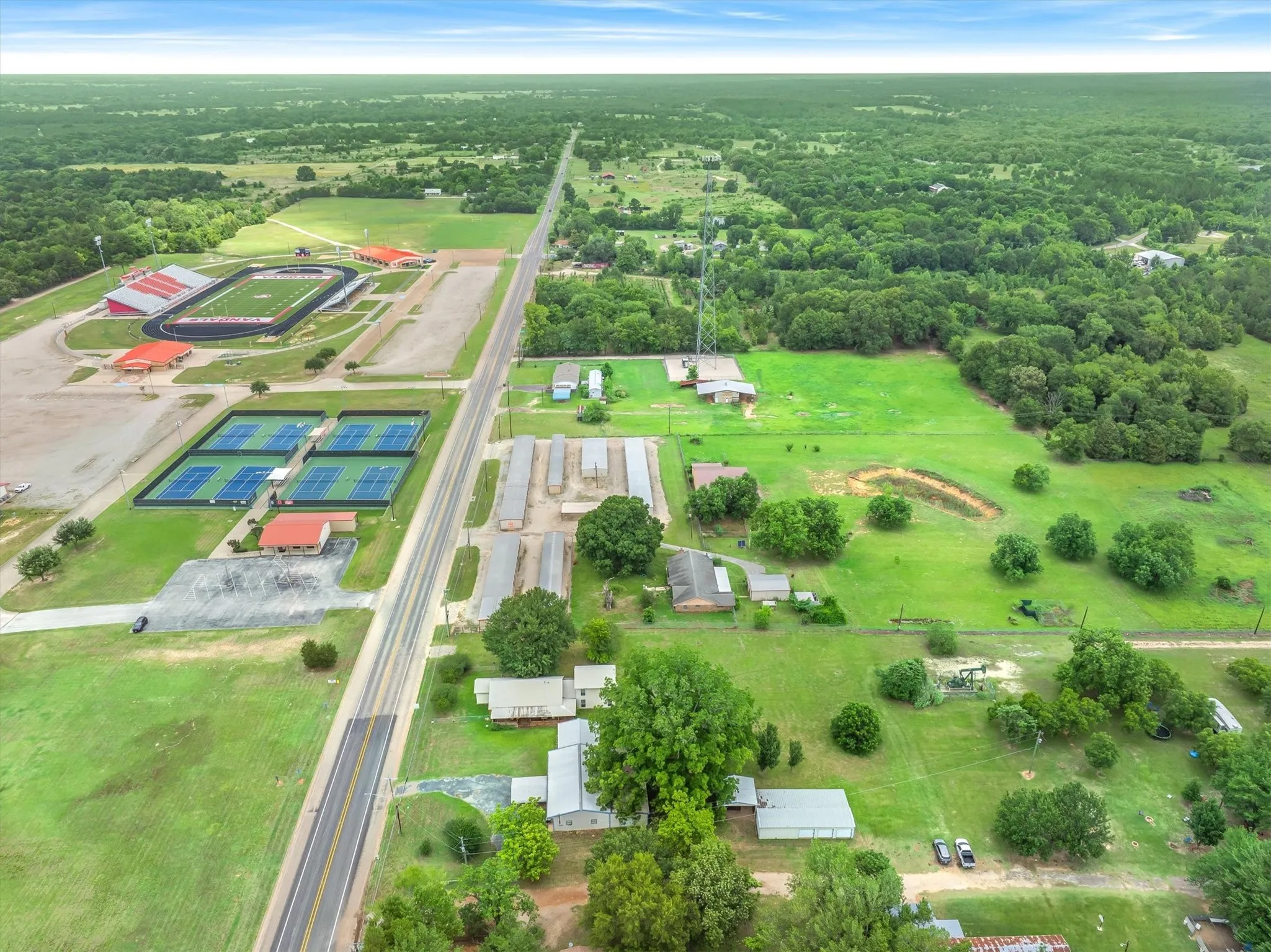 Single Family Residence For Sale in Van Zandt County , 12125 N State Highway 110, Van, Texas 75790, 3 Bedroom, 4 Bathroom, Garage spaces, 2,410 Sqft, built in 1951, mls#21292074, Real Estate Agent in Van, Homes For Sale in Van Zandt county, Homes For Sale in Van, Realtor in Van Texas, Real Estate Brokerage Independent Realty Texas, Luminita Cordes Realtor