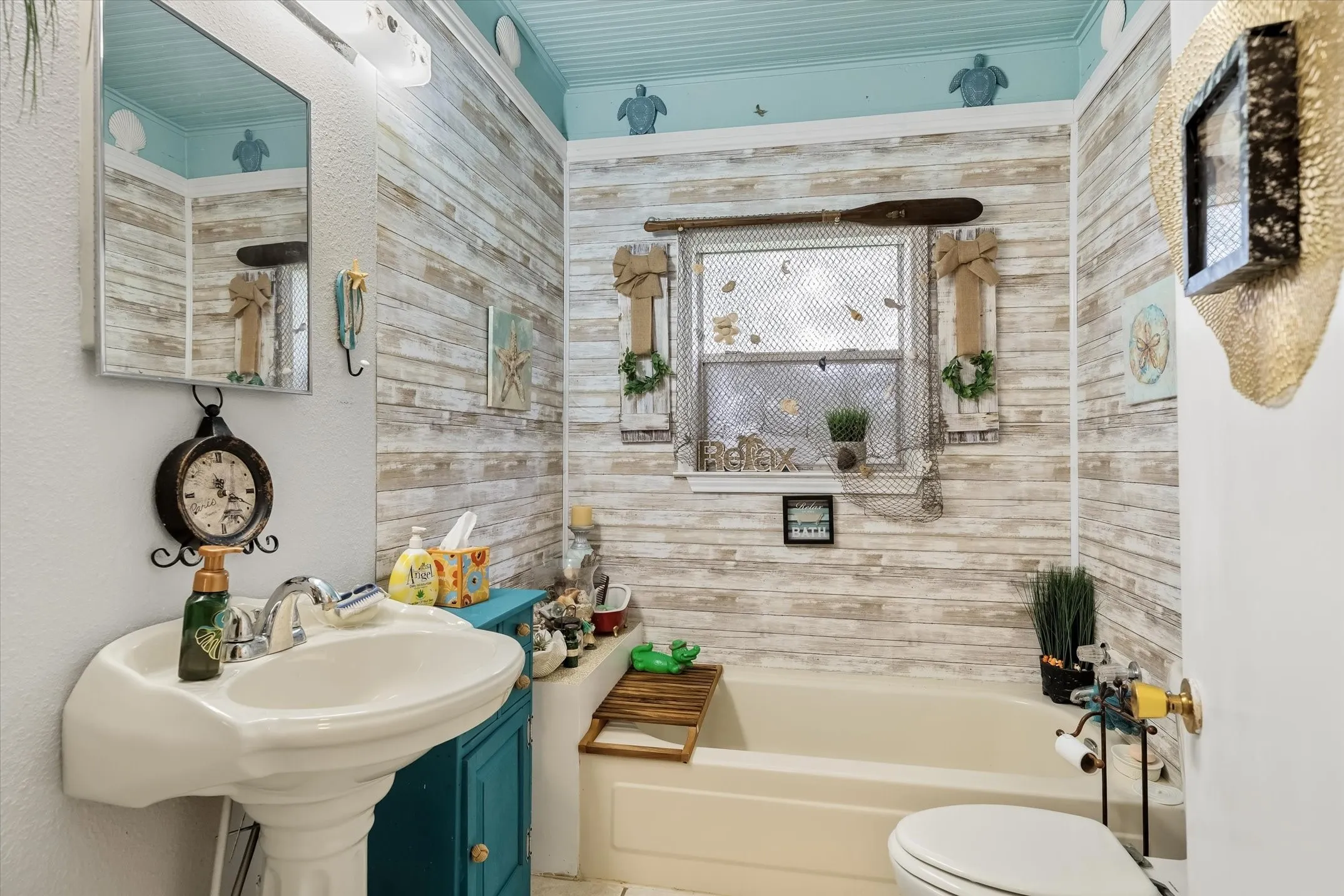 Single Family Residence For Sale in Van Zandt County , 12125 N State Highway 110, Van, Texas 75790, 3 Bedroom, 4 Bathroom, Garage spaces, 2,410 Sqft, built in 1951, mls#21292074, Real Estate Agent in Van, Homes For Sale in Van Zandt county, Homes For Sale in Van, Realtor in Van Texas, Real Estate Brokerage Independent Realty Texas, Luminita Cordes Realtor