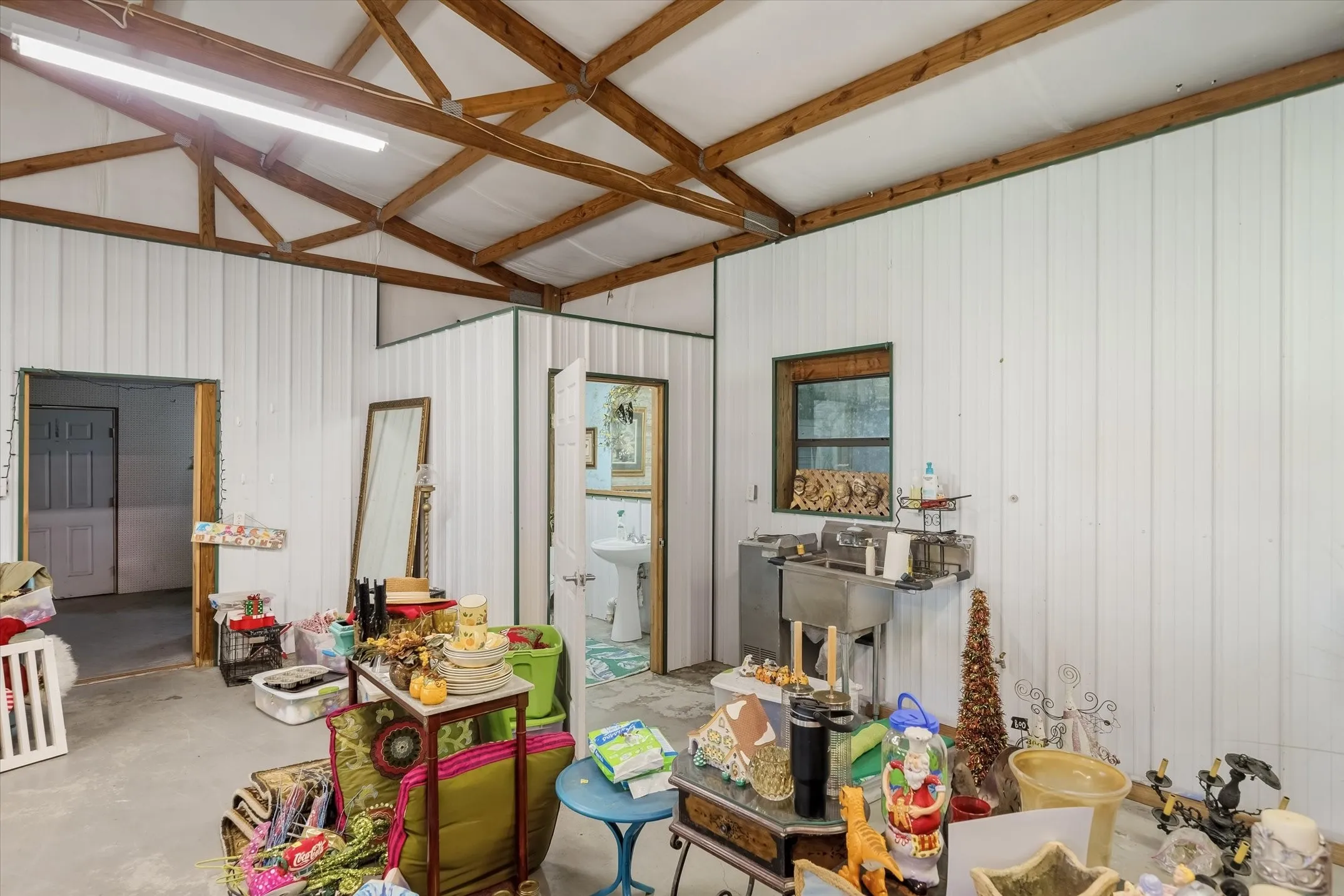 Single Family Residence For Sale in Van Zandt County , 12125 N State Highway 110, Van, Texas 75790, 3 Bedroom, 4 Bathroom, Garage spaces, 2,410 Sqft, built in 1951, mls#21292074, Real Estate Agent in Van, Homes For Sale in Van Zandt county, Homes For Sale in Van, Realtor in Van Texas, Real Estate Brokerage Independent Realty Texas, Luminita Cordes Realtor