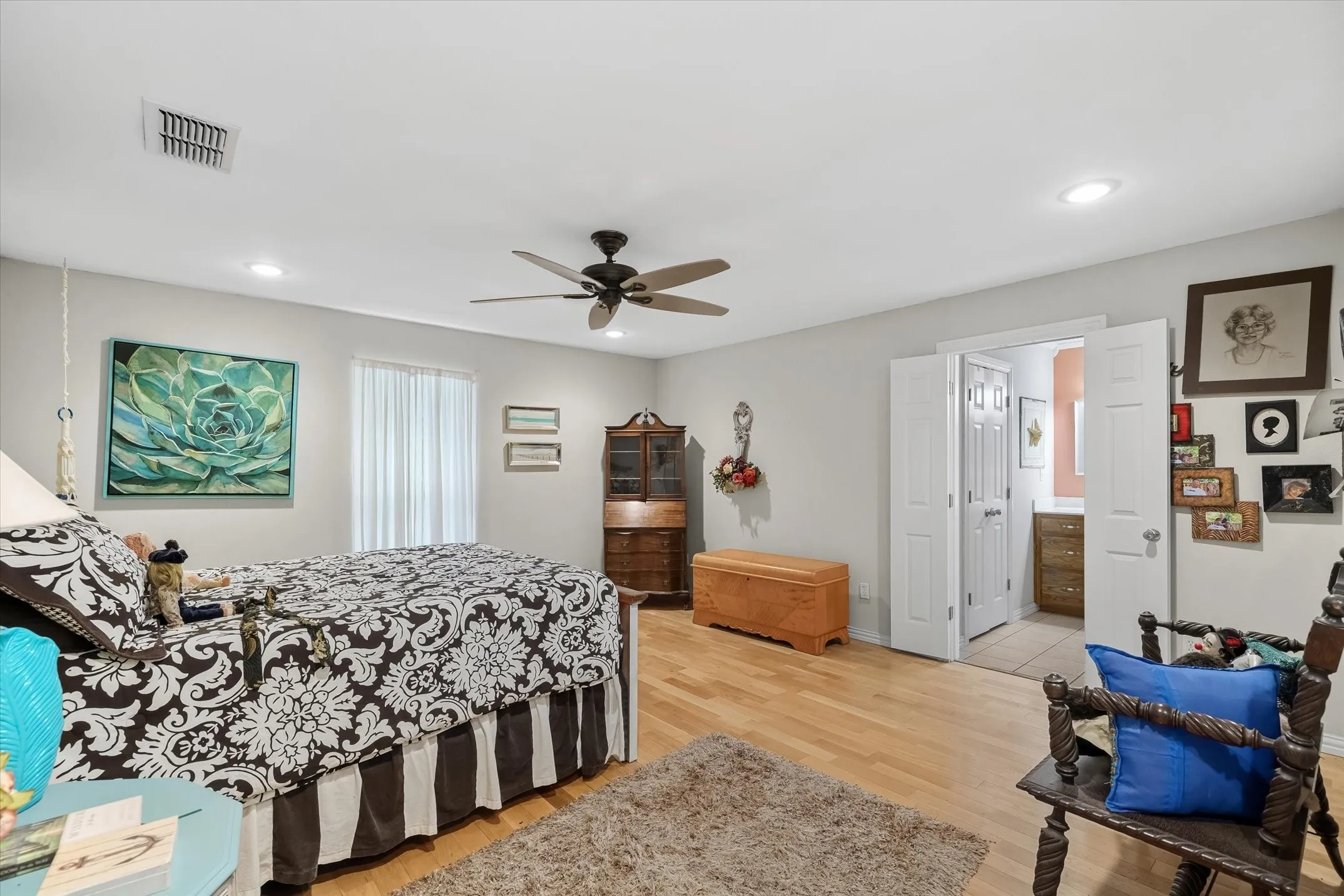 Single Family Residence For Sale in Van Zandt County , 12125 N State Highway 110, Van, Texas 75790, 3 Bedroom, 4 Bathroom, Garage spaces, 2,410 Sqft, built in 1951, mls#21292074, Real Estate Agent in Van, Homes For Sale in Van Zandt county, Homes For Sale in Van, Realtor in Van Texas, Real Estate Brokerage Independent Realty Texas, Luminita Cordes Realtor