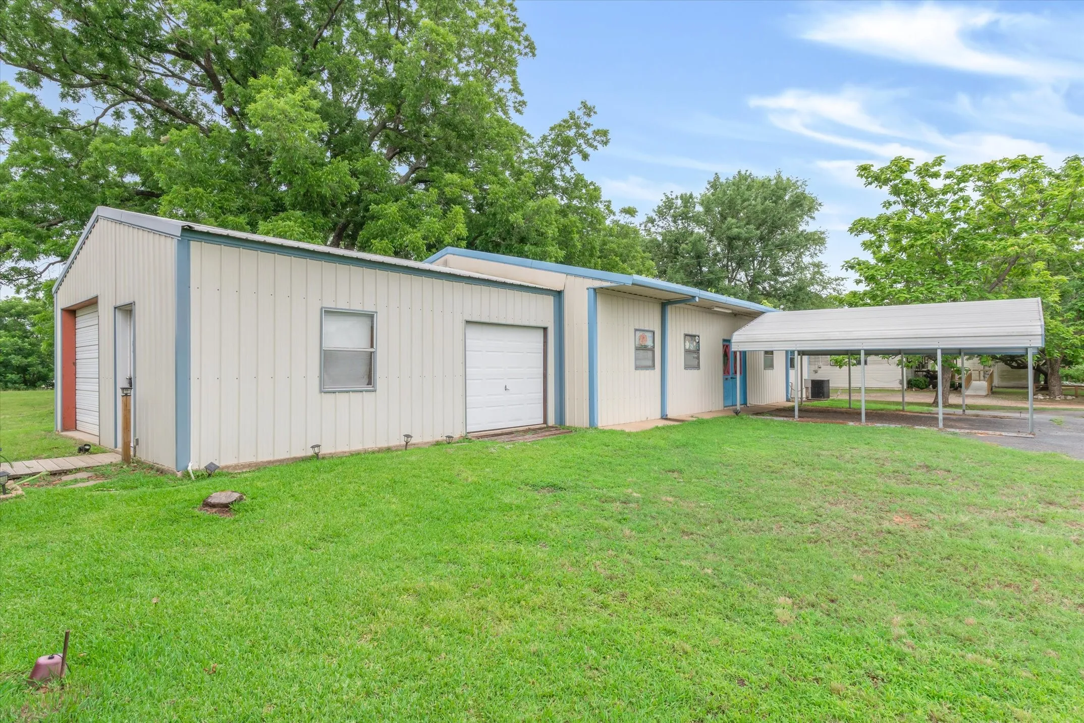 Single Family Residence For Sale in Van Zandt County , 12125 N State Highway 110, Van, Texas 75790, 3 Bedroom, 4 Bathroom, Garage spaces, 2,410 Sqft, built in 1951, mls#21292074, Real Estate Agent in Van, Homes For Sale in Van Zandt county, Homes For Sale in Van, Realtor in Van Texas, Real Estate Brokerage Independent Realty Texas, Luminita Cordes Realtor