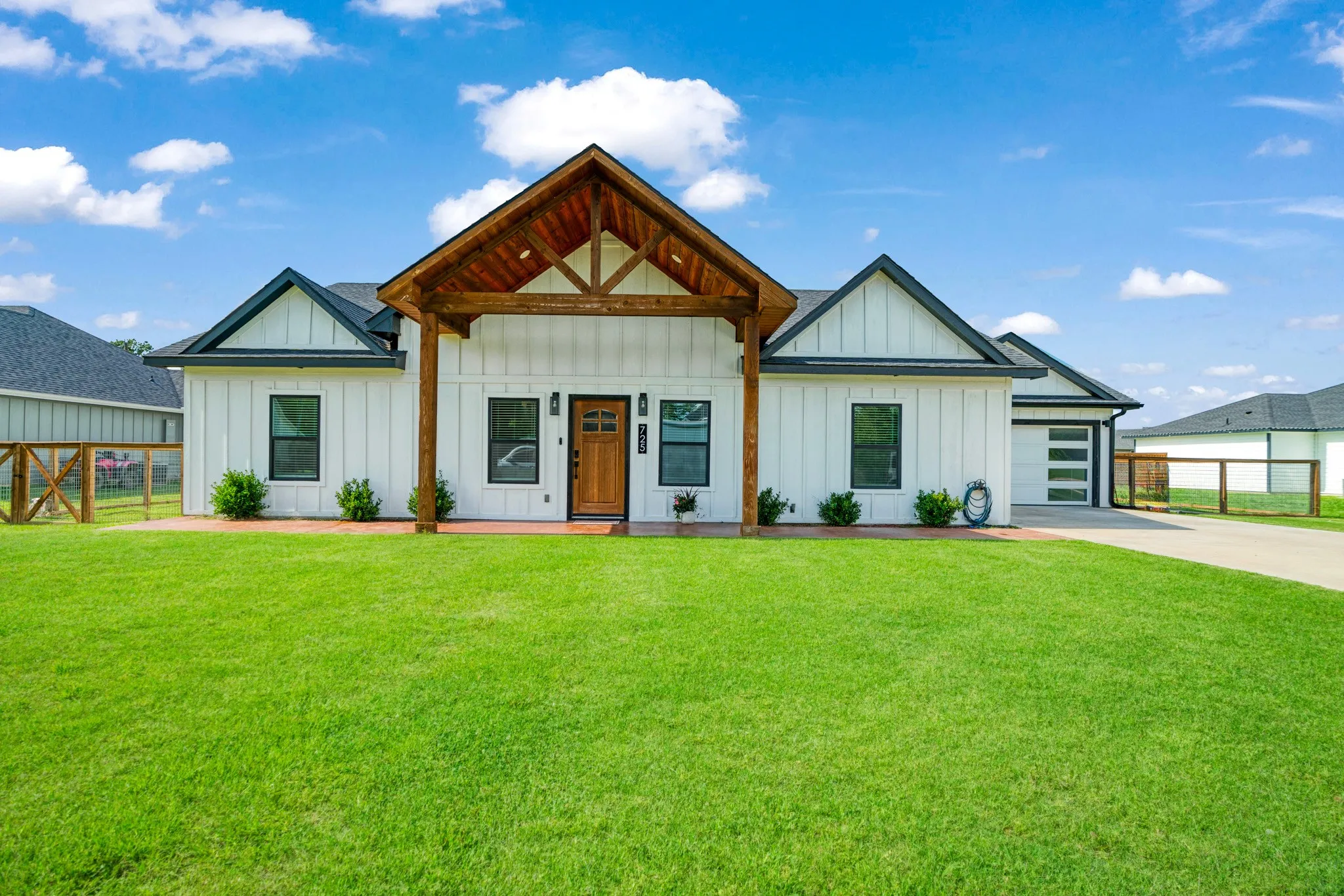 Single Family Residence For Sale in Lamar County , 725 Daniel Street, Blossom, Texas 75416, 3 Bedroom, 2 Bathroom, 2 Garage spaces, 1,788 Sqft, built in 2023, mls#21299844, Real Estate Agent in Blossom, Homes For Sale in Lamar county, Homes For Sale in Blossom, Realtor in Blossom Texas, Real Estate Brokerage Independent Realty Texas, Luminita Cordes Realtor