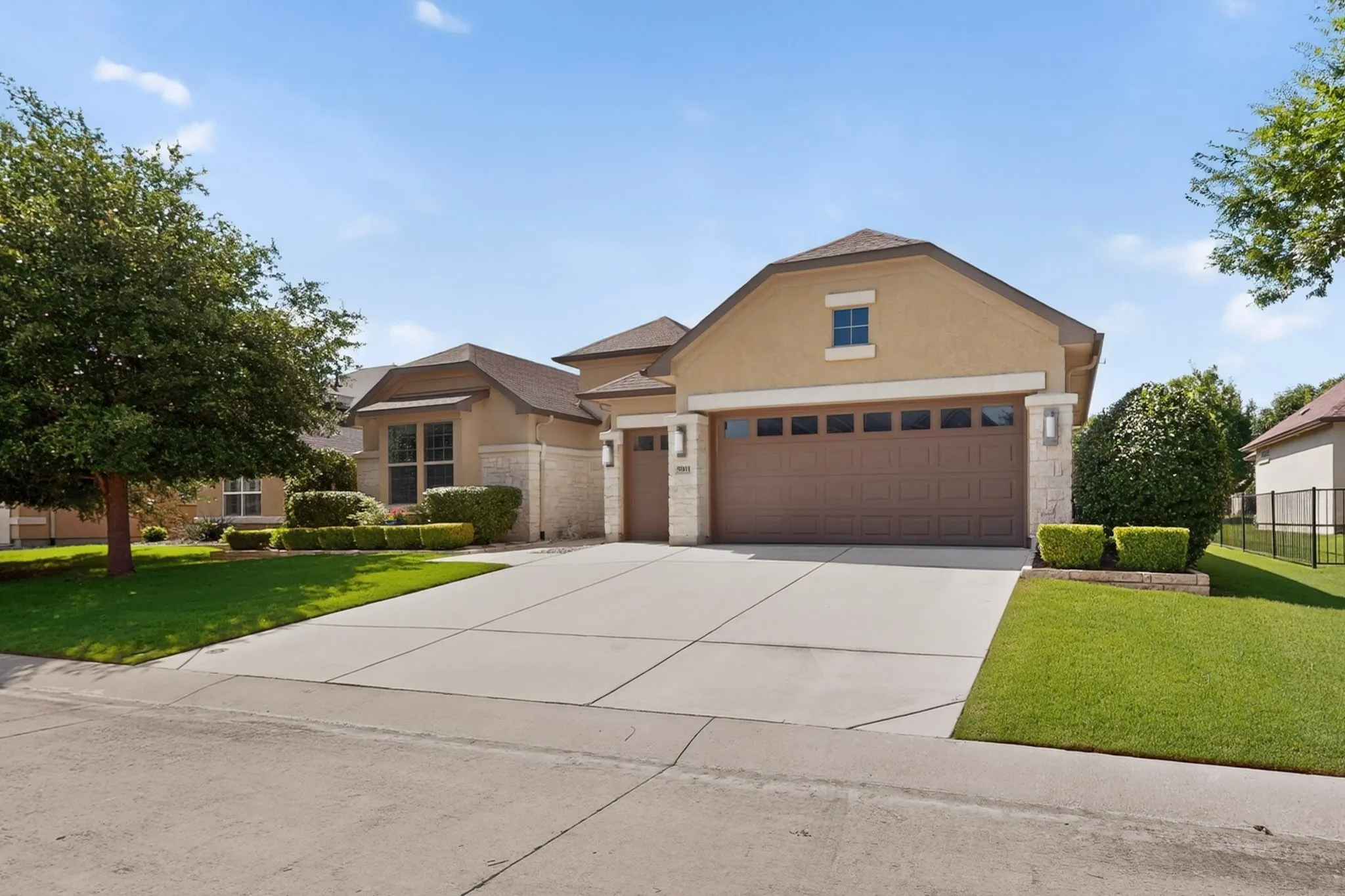 Single Family Residence For Sale in Denton County , 9801 Lindenwood Trail, Denton, Texas 76207, 3 Bedroom, 2 Bathroom, 3 Garage spaces, 2,063 Sqft, built in 2015, mls#21299913, Real Estate Agent in Denton, Homes For Sale in Denton county, Homes For Sale in Denton, Realtor in Denton Texas, Real Estate Brokerage Independent Realty Texas, Luminita Cordes Realtor