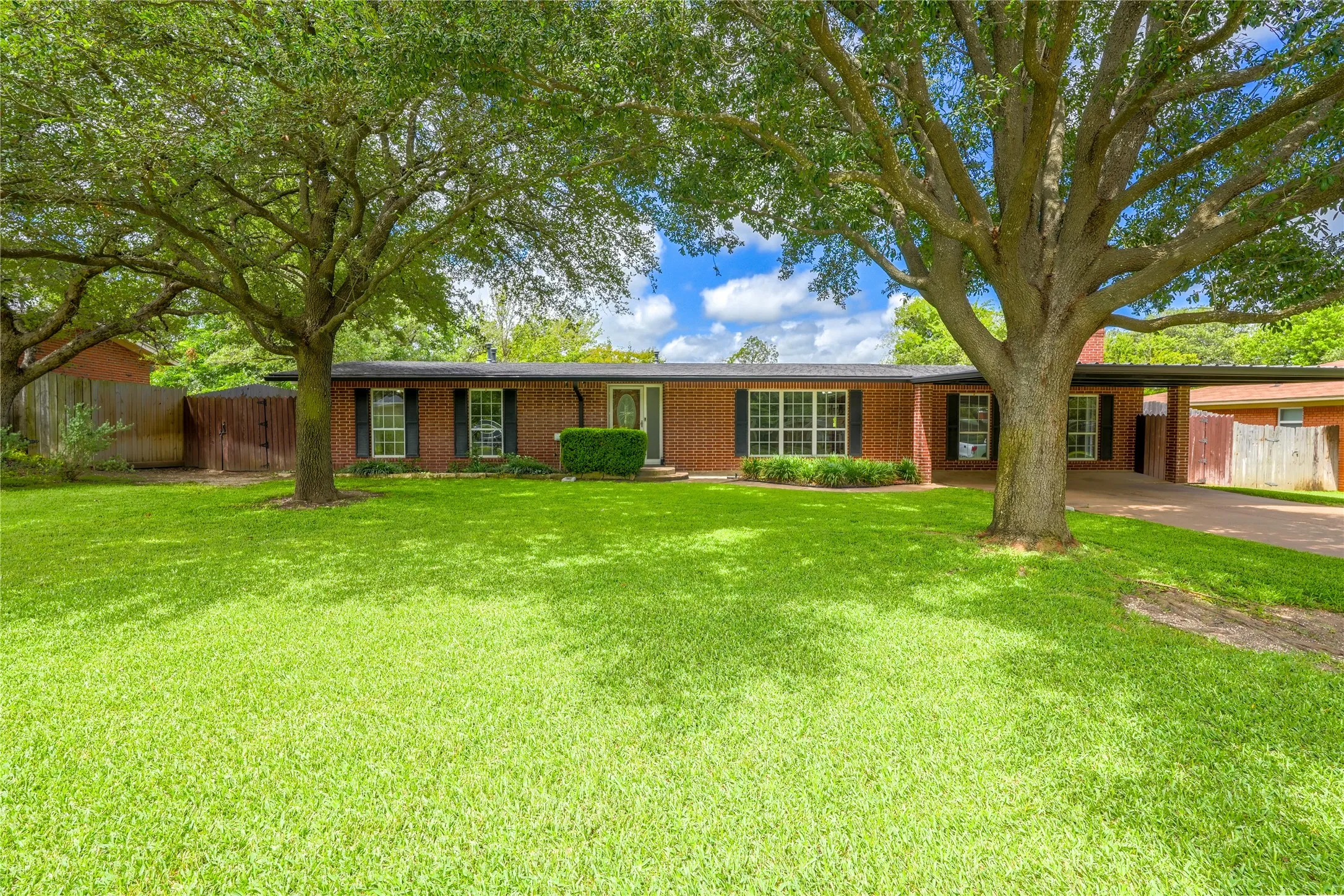 Single Family Residence For Sale in Mc Lennan County , 2708 Cedar Point Drive, Waco, Texas 76710, 3 Bedroom, 2 Bathroom, Garage spaces, 2,117 Sqft, built in 1956, mls#21298781, Real Estate Agent in Waco, Homes For Sale in Mc Lennan county, Homes For Sale in Waco, Realtor in Waco Texas, Real Estate Brokerage Independent Realty Texas, Luminita Cordes Realtor