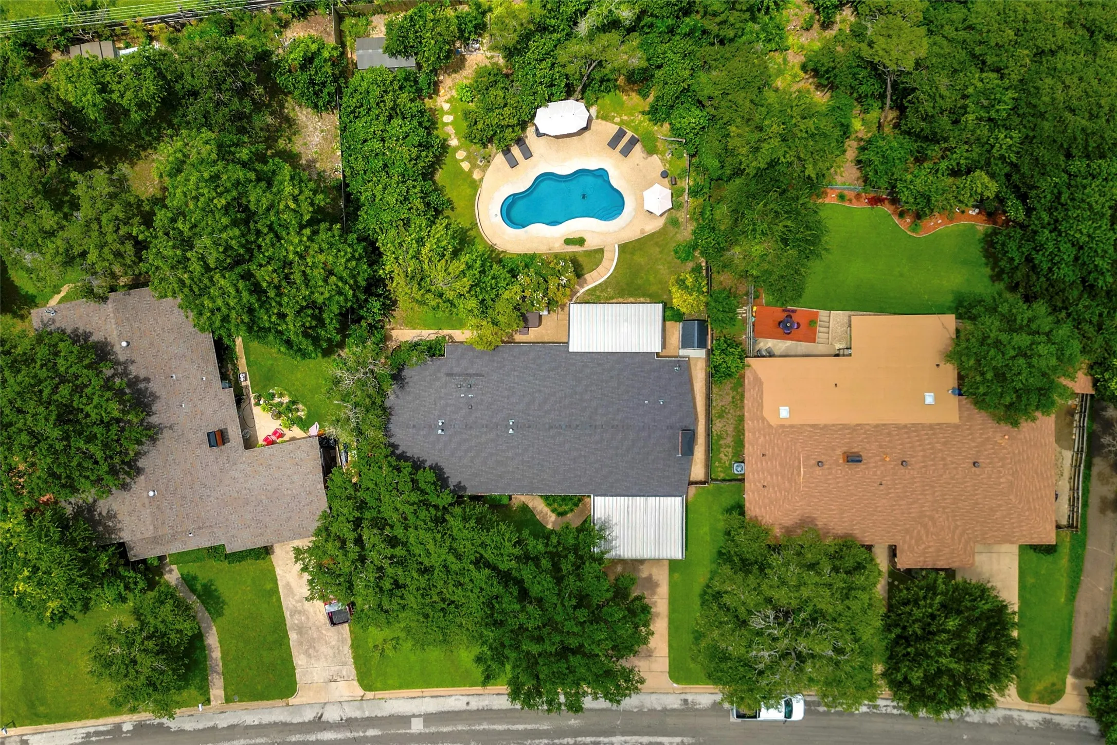 Single Family Residence For Sale in Mc Lennan County , 2708 Cedar Point Drive, Waco, Texas 76710, 3 Bedroom, 2 Bathroom, Garage spaces, 2,117 Sqft, built in 1956, mls#21298781, Real Estate Agent in Waco, Homes For Sale in Mc Lennan county, Homes For Sale in Waco, Realtor in Waco Texas, Real Estate Brokerage Independent Realty Texas, Luminita Cordes Realtor