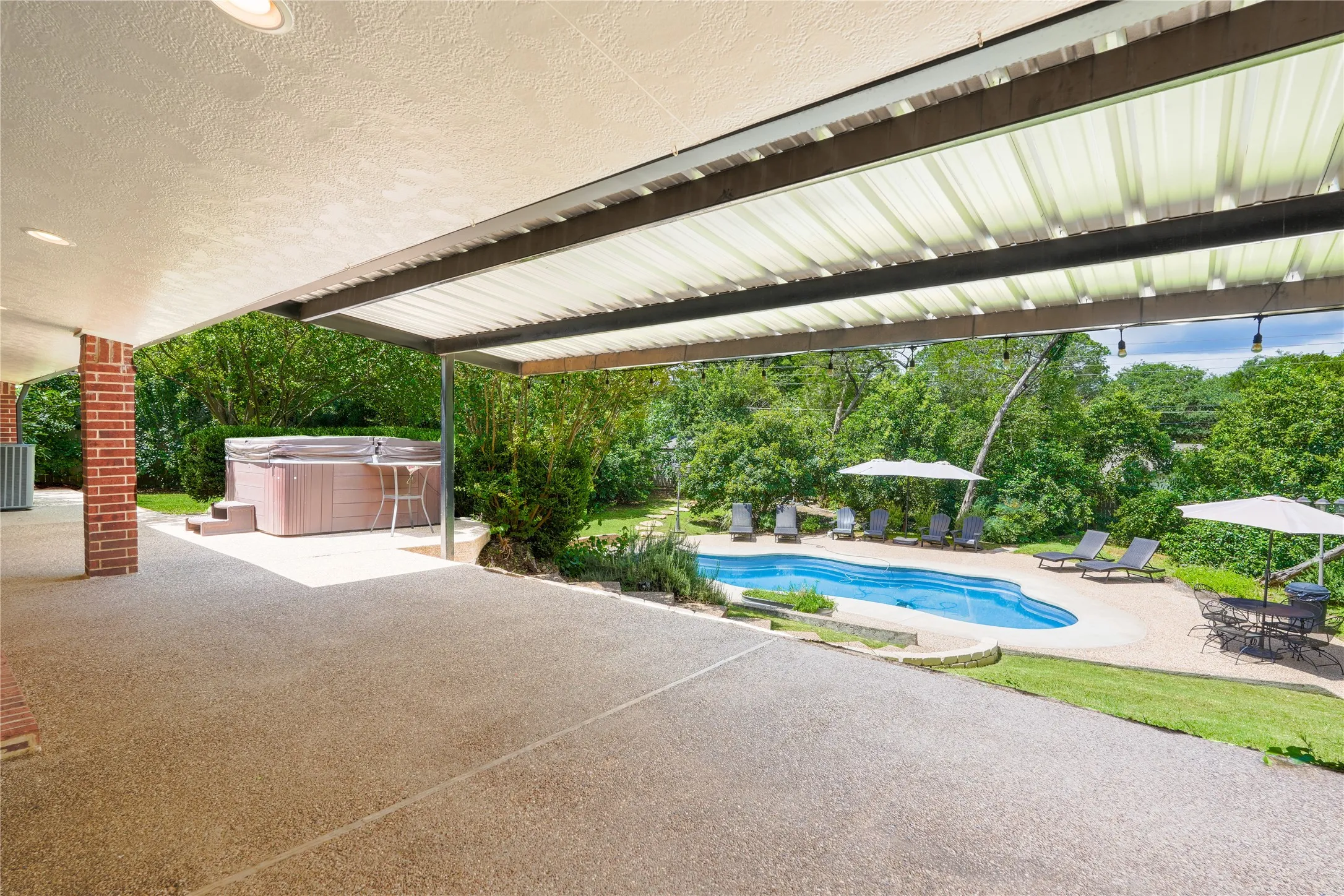 Single Family Residence For Sale in Mc Lennan County , 2708 Cedar Point Drive, Waco, Texas 76710, 3 Bedroom, 2 Bathroom, Garage spaces, 2,117 Sqft, built in 1956, mls#21298781, Real Estate Agent in Waco, Homes For Sale in Mc Lennan county, Homes For Sale in Waco, Realtor in Waco Texas, Real Estate Brokerage Independent Realty Texas, Luminita Cordes Realtor