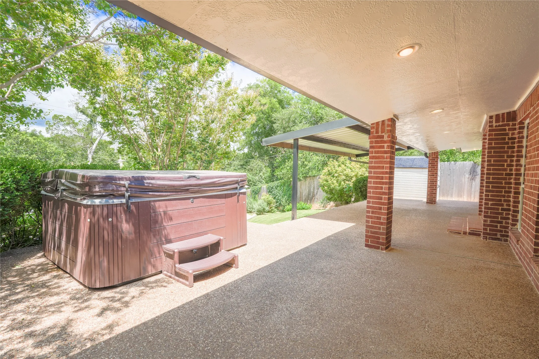 Single Family Residence For Sale in Mc Lennan County , 2708 Cedar Point Drive, Waco, Texas 76710, 3 Bedroom, 2 Bathroom, Garage spaces, 2,117 Sqft, built in 1956, mls#21298781, Real Estate Agent in Waco, Homes For Sale in Mc Lennan county, Homes For Sale in Waco, Realtor in Waco Texas, Real Estate Brokerage Independent Realty Texas, Luminita Cordes Realtor