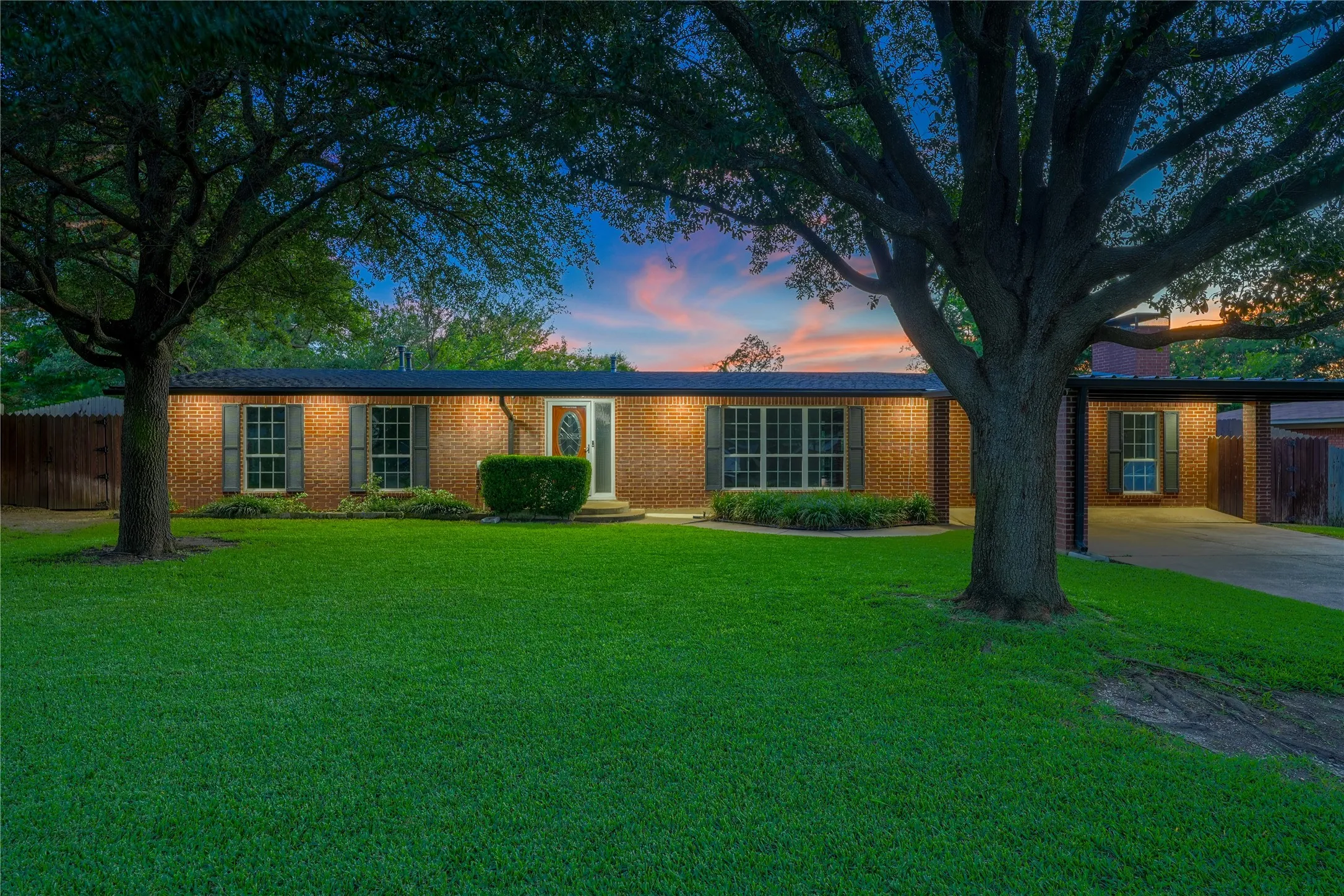 Single Family Residence For Sale in Mc Lennan County , 2708 Cedar Point Drive, Waco, Texas 76710, 3 Bedroom, 2 Bathroom, Garage spaces, 2,117 Sqft, built in 1956, mls#21298781, Real Estate Agent in Waco, Homes For Sale in Mc Lennan county, Homes For Sale in Waco, Realtor in Waco Texas, Real Estate Brokerage Independent Realty Texas, Luminita Cordes Realtor