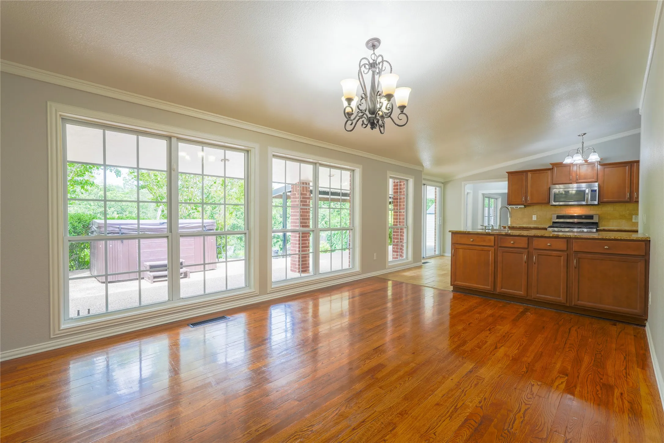 Single Family Residence For Sale in Mc Lennan County , 2708 Cedar Point Drive, Waco, Texas 76710, 3 Bedroom, 2 Bathroom, Garage spaces, 2,117 Sqft, built in 1956, mls#21298781, Real Estate Agent in Waco, Homes For Sale in Mc Lennan county, Homes For Sale in Waco, Realtor in Waco Texas, Real Estate Brokerage Independent Realty Texas, Luminita Cordes Realtor
