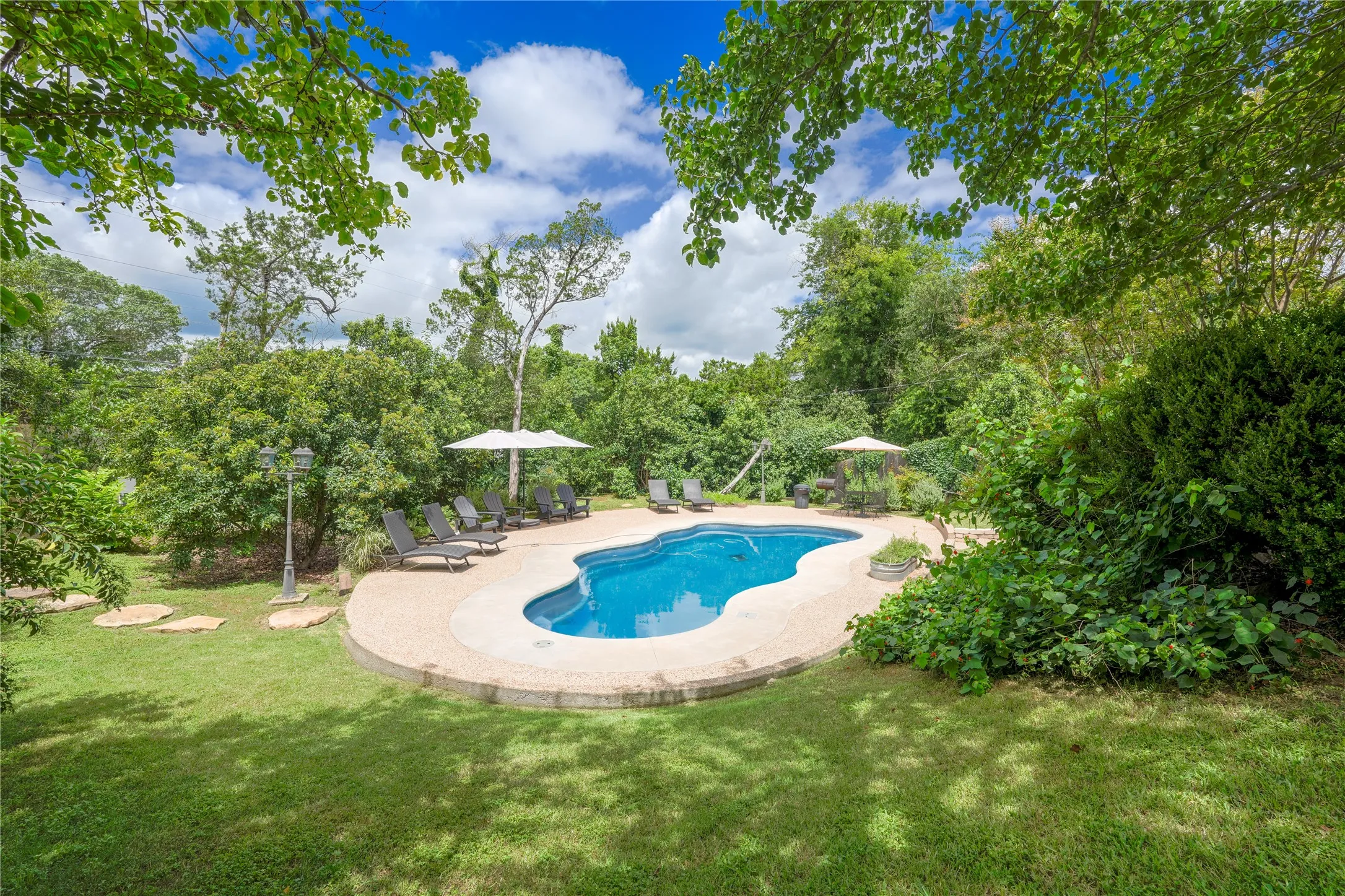 Single Family Residence For Sale in Mc Lennan County , 2708 Cedar Point Drive, Waco, Texas 76710, 3 Bedroom, 2 Bathroom, Garage spaces, 2,117 Sqft, built in 1956, mls#21298781, Real Estate Agent in Waco, Homes For Sale in Mc Lennan county, Homes For Sale in Waco, Realtor in Waco Texas, Real Estate Brokerage Independent Realty Texas, Luminita Cordes Realtor