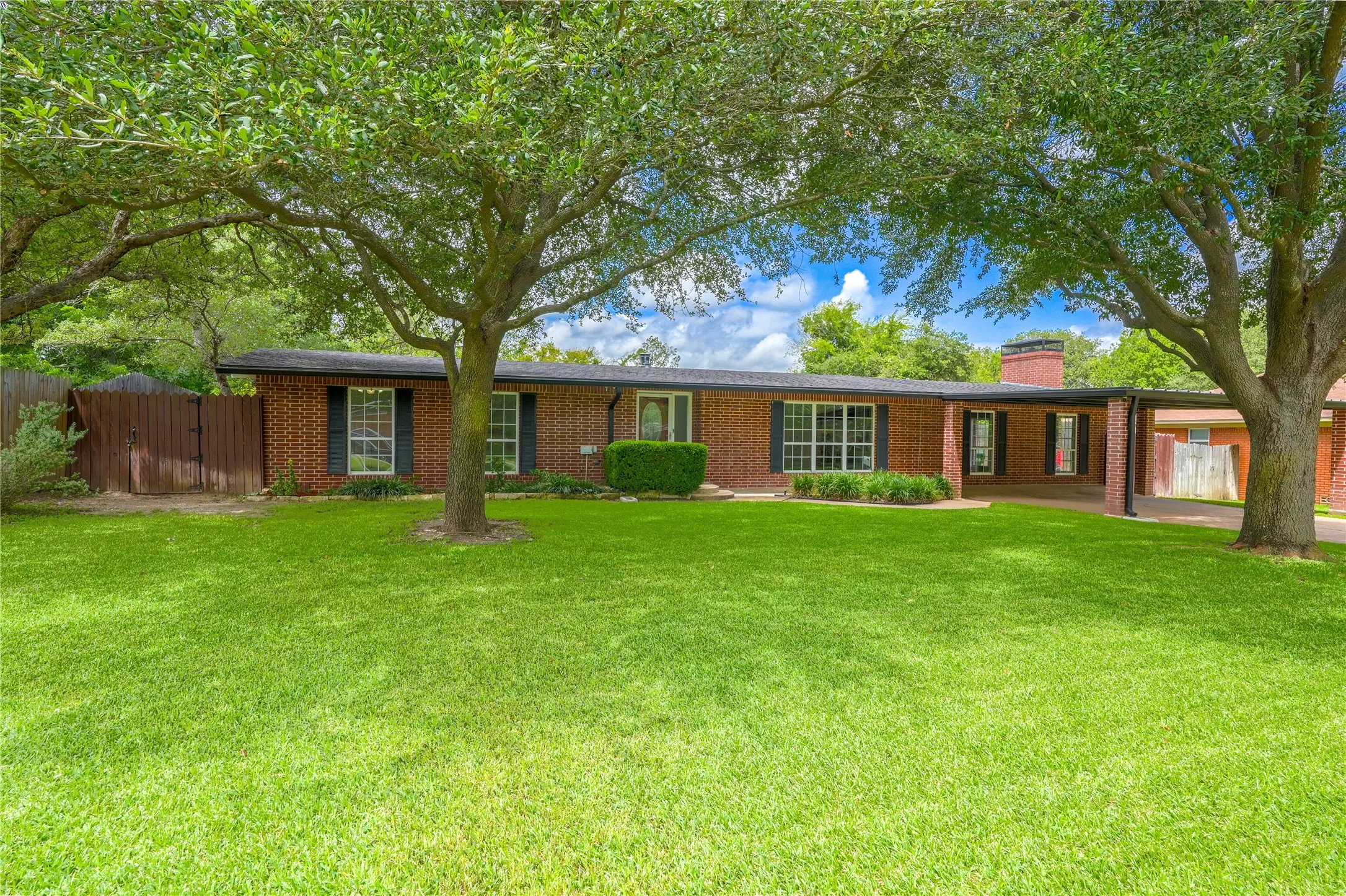 Single Family Residence For Sale in Mc Lennan County , 2708 Cedar Point Drive, Waco, Texas 76710, 3 Bedroom, 2 Bathroom, Garage spaces, 2,117 Sqft, built in 1956, mls#21298781, Real Estate Agent in Waco, Homes For Sale in Mc Lennan county, Homes For Sale in Waco, Realtor in Waco Texas, Real Estate Brokerage Independent Realty Texas, Luminita Cordes Realtor
