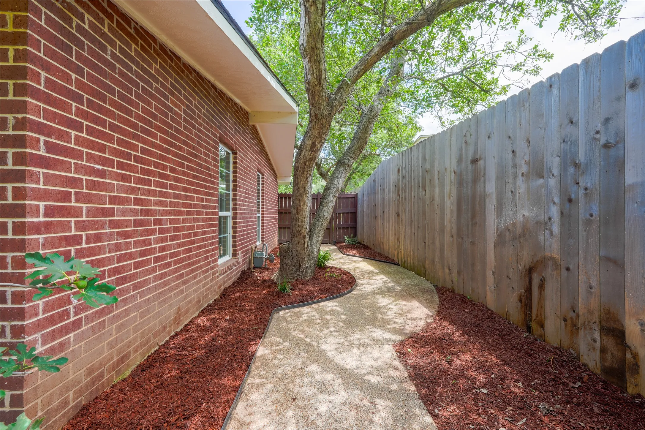 Single Family Residence For Sale in Mc Lennan County , 2708 Cedar Point Drive, Waco, Texas 76710, 3 Bedroom, 2 Bathroom, Garage spaces, 2,117 Sqft, built in 1956, mls#21298781, Real Estate Agent in Waco, Homes For Sale in Mc Lennan county, Homes For Sale in Waco, Realtor in Waco Texas, Real Estate Brokerage Independent Realty Texas, Luminita Cordes Realtor
