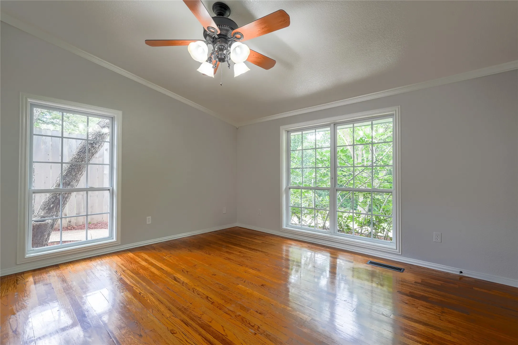 Single Family Residence For Sale in Mc Lennan County , 2708 Cedar Point Drive, Waco, Texas 76710, 3 Bedroom, 2 Bathroom, Garage spaces, 2,117 Sqft, built in 1956, mls#21298781, Real Estate Agent in Waco, Homes For Sale in Mc Lennan county, Homes For Sale in Waco, Realtor in Waco Texas, Real Estate Brokerage Independent Realty Texas, Luminita Cordes Realtor