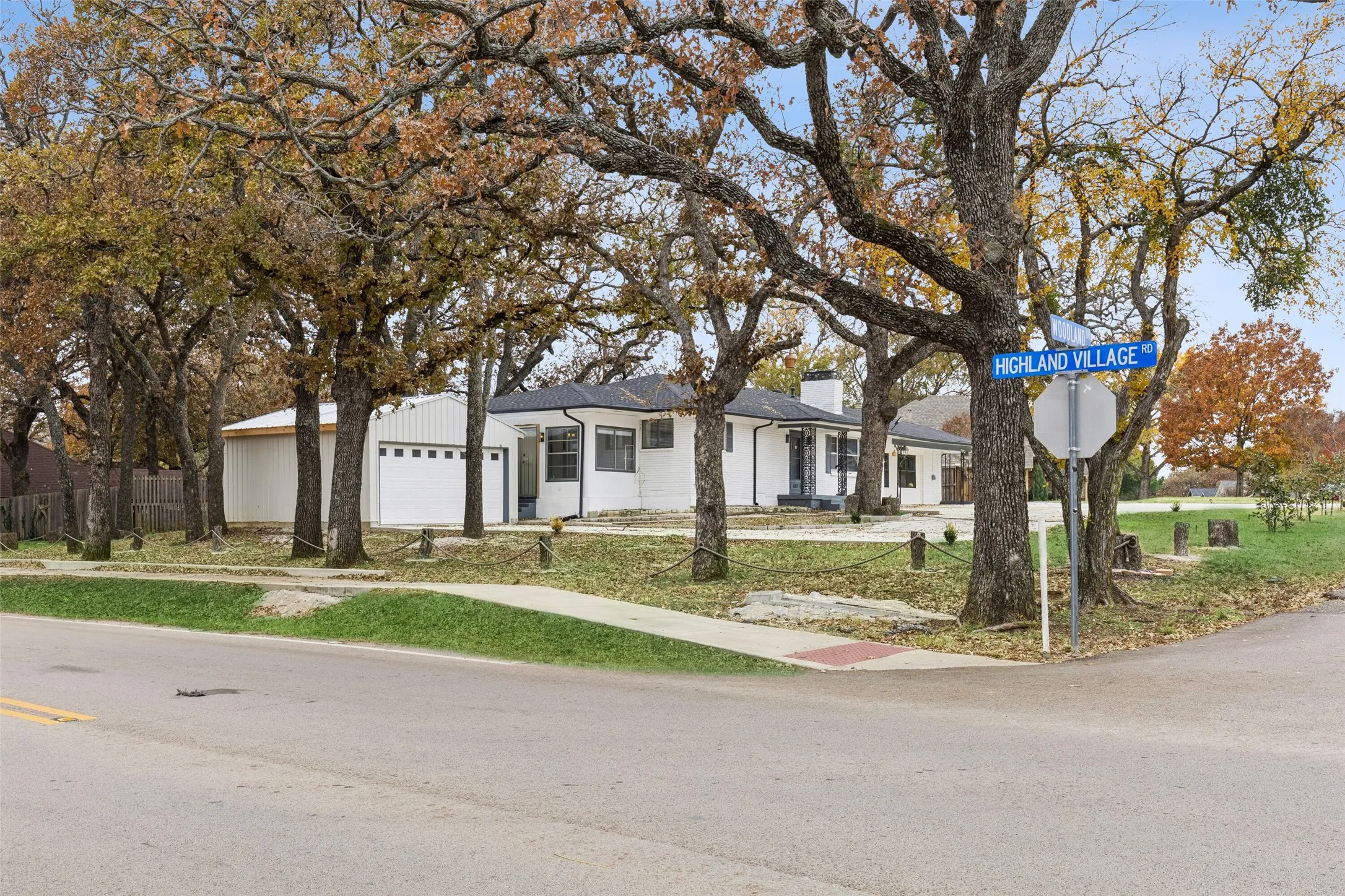 Single Family Residence For Sale in Denton County , 102 Woodland Drive, Highland Village, Texas 75077, 3 Bedroom, 3 Bathroom, 2 Garage spaces, 2,200 Sqft, built in 1970, mls#21297182, Real Estate Agent in Highland Village, Homes For Sale in Denton county, Homes For Sale in Highland Village, Realtor in Highland Village Texas, Real Estate Brokerage Independent Realty Texas, Luminita Cordes Realtor