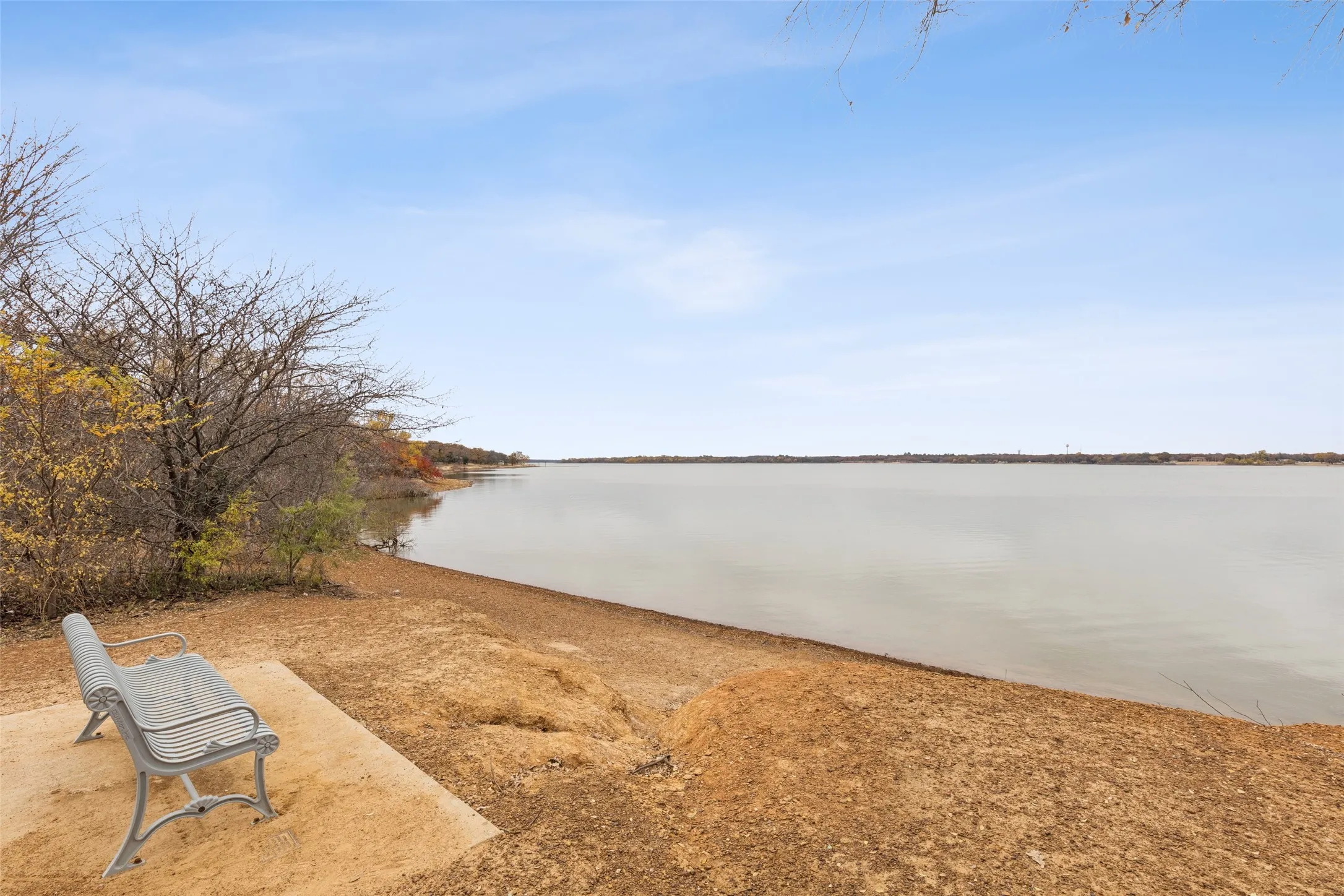 Single Family Residence For Sale in Denton County , 102 Woodland Drive, Highland Village, Texas 75077, 3 Bedroom, 3 Bathroom, 2 Garage spaces, 2,200 Sqft, built in 1970, mls#21297182, Real Estate Agent in Highland Village, Homes For Sale in Denton county, Homes For Sale in Highland Village, Realtor in Highland Village Texas, Real Estate Brokerage Independent Realty Texas, Luminita Cordes Realtor