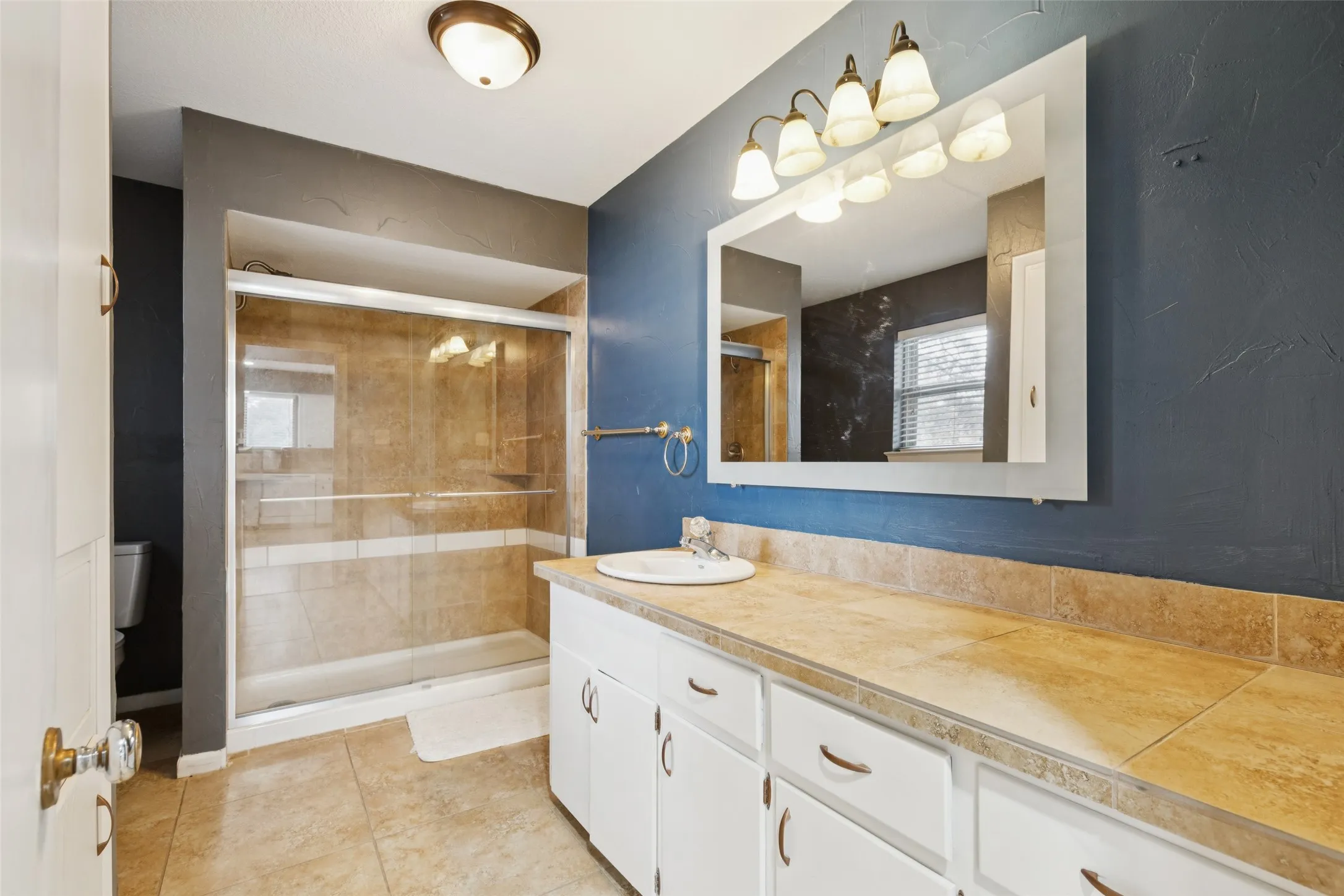 Single Family Residence For Sale in Denton County , 102 Woodland Drive, Highland Village, Texas 75077, 3 Bedroom, 3 Bathroom, 2 Garage spaces, 2,200 Sqft, built in 1970, mls#21297182, Real Estate Agent in Highland Village, Homes For Sale in Denton county, Homes For Sale in Highland Village, Realtor in Highland Village Texas, Real Estate Brokerage Independent Realty Texas, Luminita Cordes Realtor