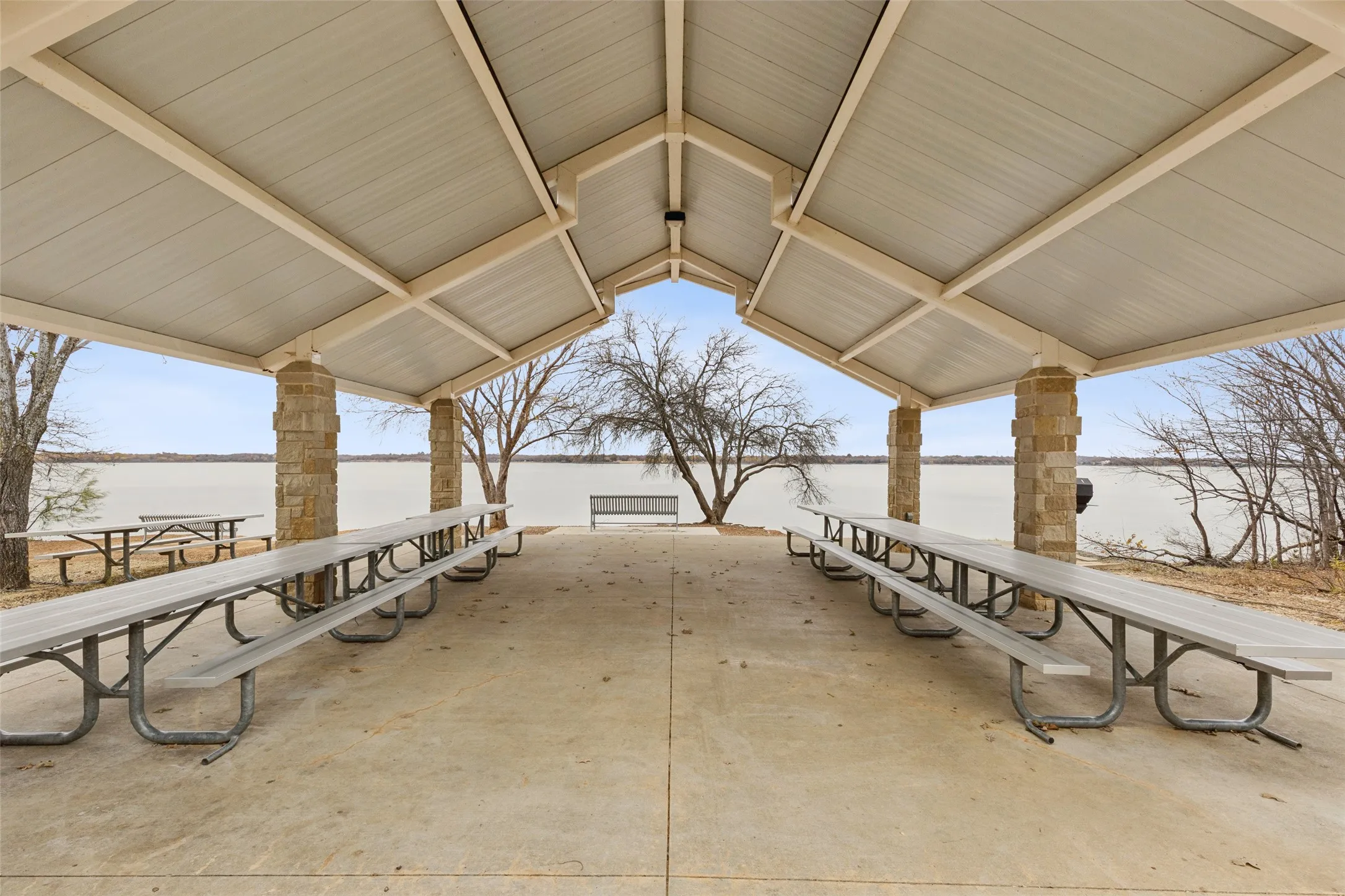 Single Family Residence For Sale in Denton County , 102 Woodland Drive, Highland Village, Texas 75077, 3 Bedroom, 3 Bathroom, 2 Garage spaces, 2,200 Sqft, built in 1970, mls#21297182, Real Estate Agent in Highland Village, Homes For Sale in Denton county, Homes For Sale in Highland Village, Realtor in Highland Village Texas, Real Estate Brokerage Independent Realty Texas, Luminita Cordes Realtor