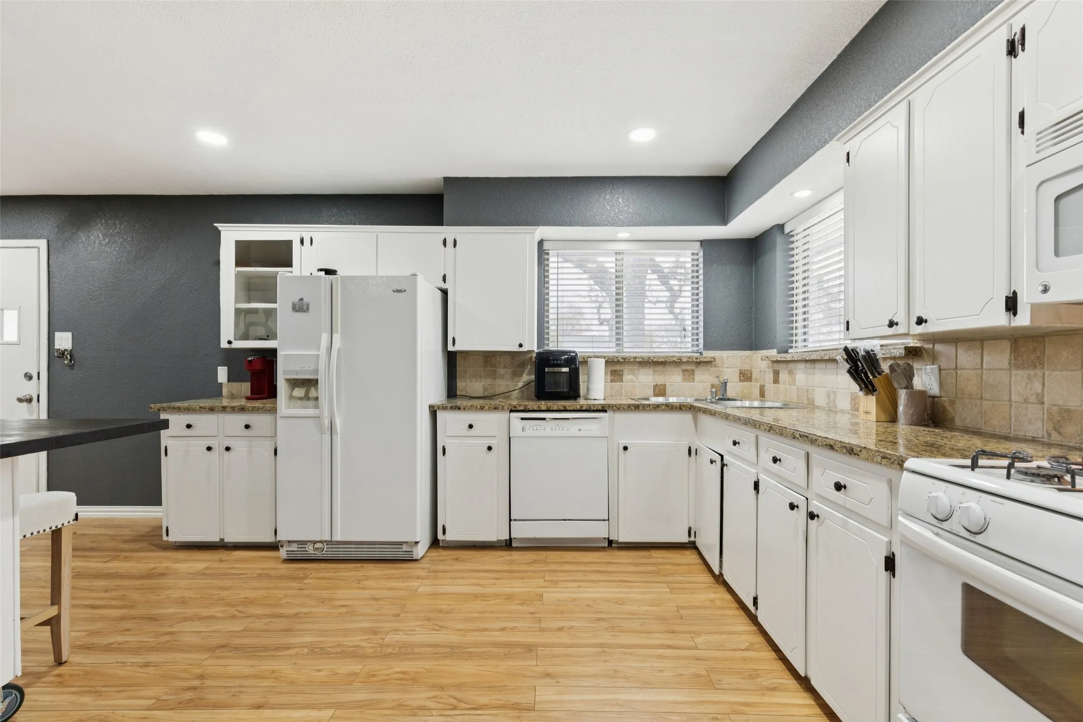 Single Family Residence For Sale in Denton County , 102 Woodland Drive, Highland Village, Texas 75077, 3 Bedroom, 3 Bathroom, 2 Garage spaces, 2,200 Sqft, built in 1970, mls#21297182, Real Estate Agent in Highland Village, Homes For Sale in Denton county, Homes For Sale in Highland Village, Realtor in Highland Village Texas, Real Estate Brokerage Independent Realty Texas, Luminita Cordes Realtor