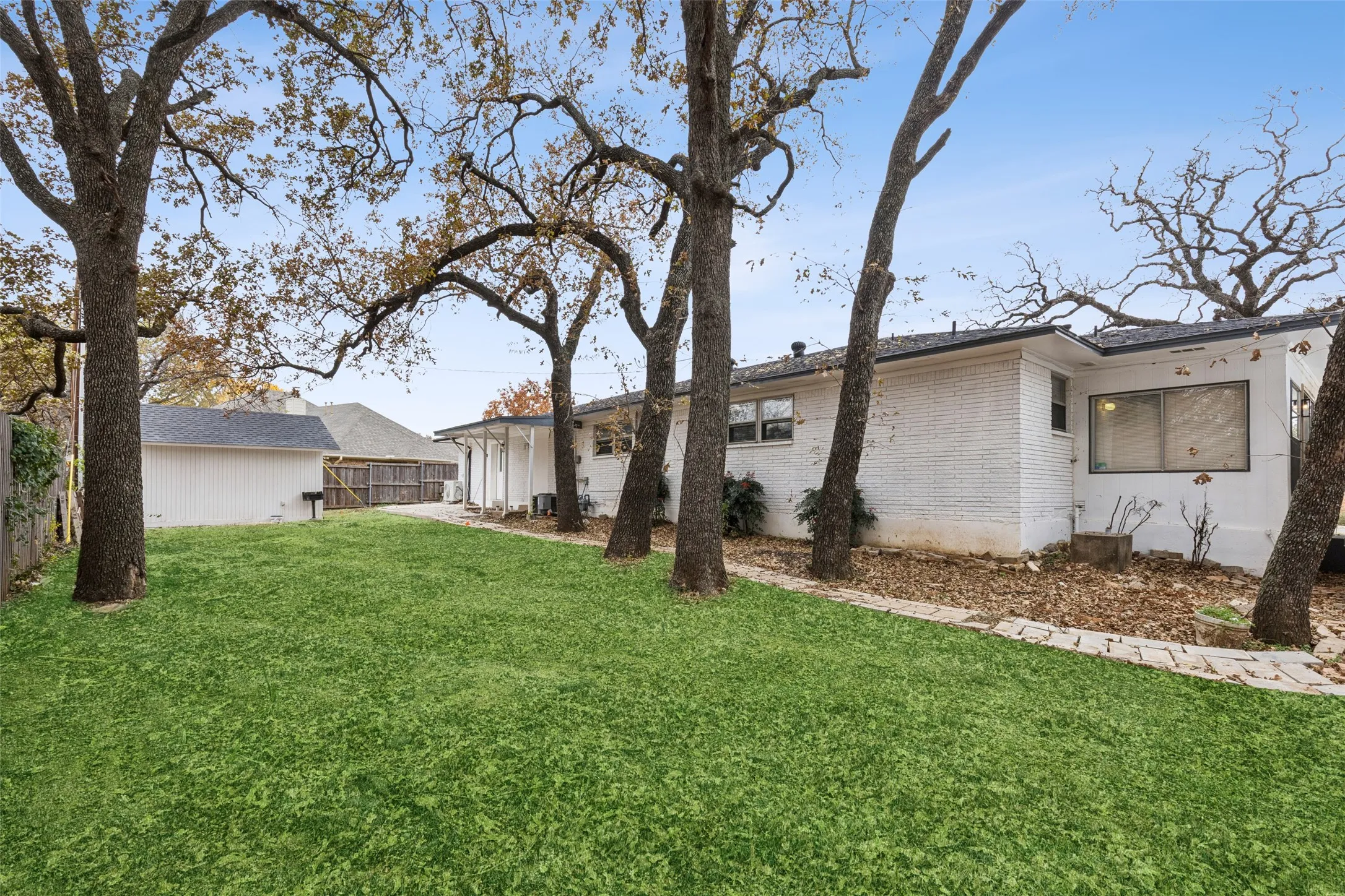 Single Family Residence For Sale in Denton County , 102 Woodland Drive, Highland Village, Texas 75077, 3 Bedroom, 3 Bathroom, 2 Garage spaces, 2,200 Sqft, built in 1970, mls#21297182, Real Estate Agent in Highland Village, Homes For Sale in Denton county, Homes For Sale in Highland Village, Realtor in Highland Village Texas, Real Estate Brokerage Independent Realty Texas, Luminita Cordes Realtor