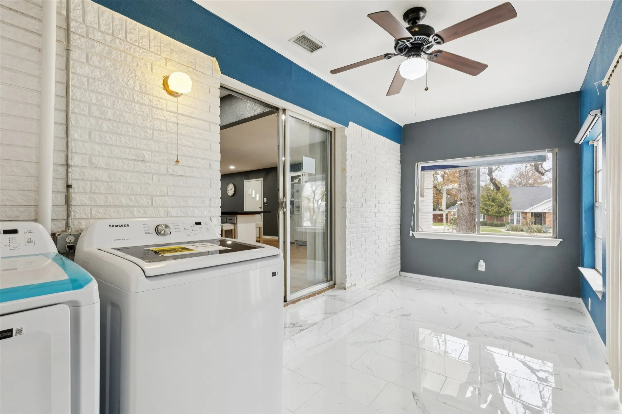 Single Family Residence For Sale in Denton County , 102 Woodland Drive, Highland Village, Texas 75077, 3 Bedroom, 3 Bathroom, 2 Garage spaces, 2,200 Sqft, built in 1970, mls#21297182, Real Estate Agent in Highland Village, Homes For Sale in Denton county, Homes For Sale in Highland Village, Realtor in Highland Village Texas, Real Estate Brokerage Independent Realty Texas, Luminita Cordes Realtor