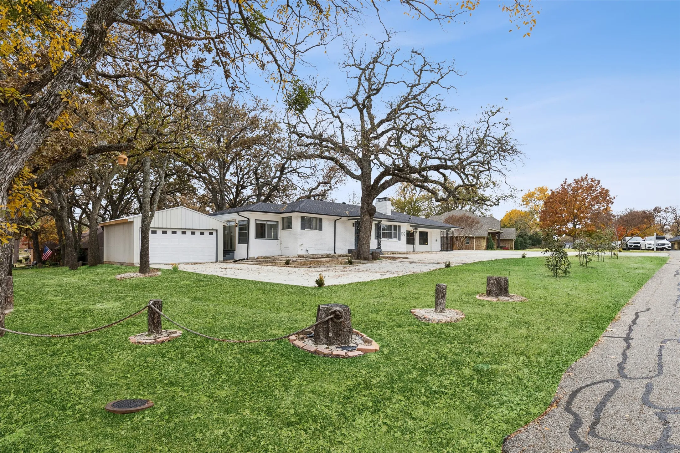 Single Family Residence For Sale in Denton County , 102 Woodland Drive, Highland Village, Texas 75077, 3 Bedroom, 3 Bathroom, 2 Garage spaces, 2,200 Sqft, built in 1970, mls#21297182, Real Estate Agent in Highland Village, Homes For Sale in Denton county, Homes For Sale in Highland Village, Realtor in Highland Village Texas, Real Estate Brokerage Independent Realty Texas, Luminita Cordes Realtor
