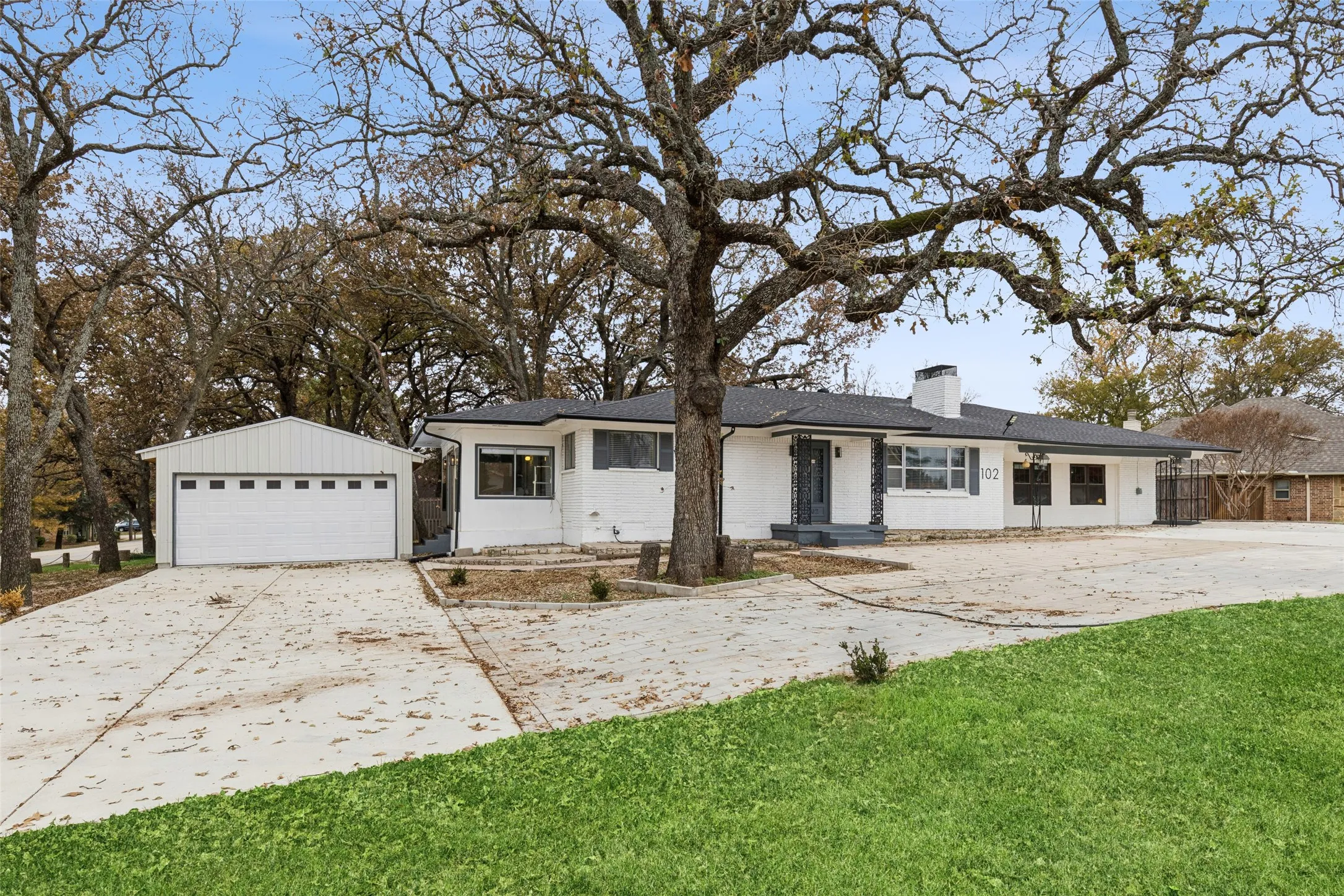 Single Family Residence For Sale in Denton County , 102 Woodland Drive, Highland Village, Texas 75077, 3 Bedroom, 3 Bathroom, 2 Garage spaces, 2,200 Sqft, built in 1970, mls#21297182, Real Estate Agent in Highland Village, Homes For Sale in Denton county, Homes For Sale in Highland Village, Realtor in Highland Village Texas, Real Estate Brokerage Independent Realty Texas, Luminita Cordes Realtor