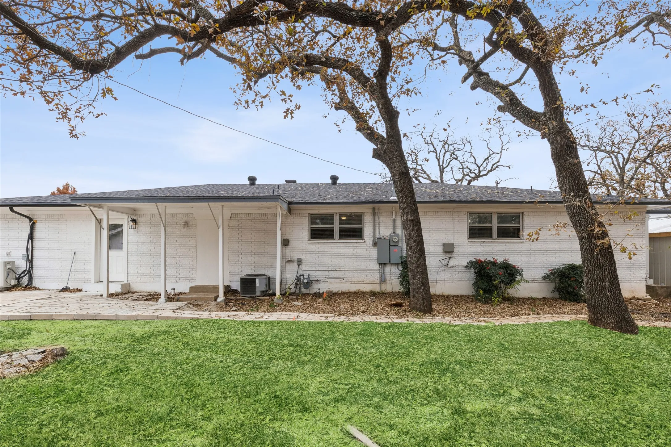 Single Family Residence For Sale in Denton County , 102 Woodland Drive, Highland Village, Texas 75077, 3 Bedroom, 3 Bathroom, 2 Garage spaces, 2,200 Sqft, built in 1970, mls#21297182, Real Estate Agent in Highland Village, Homes For Sale in Denton county, Homes For Sale in Highland Village, Realtor in Highland Village Texas, Real Estate Brokerage Independent Realty Texas, Luminita Cordes Realtor