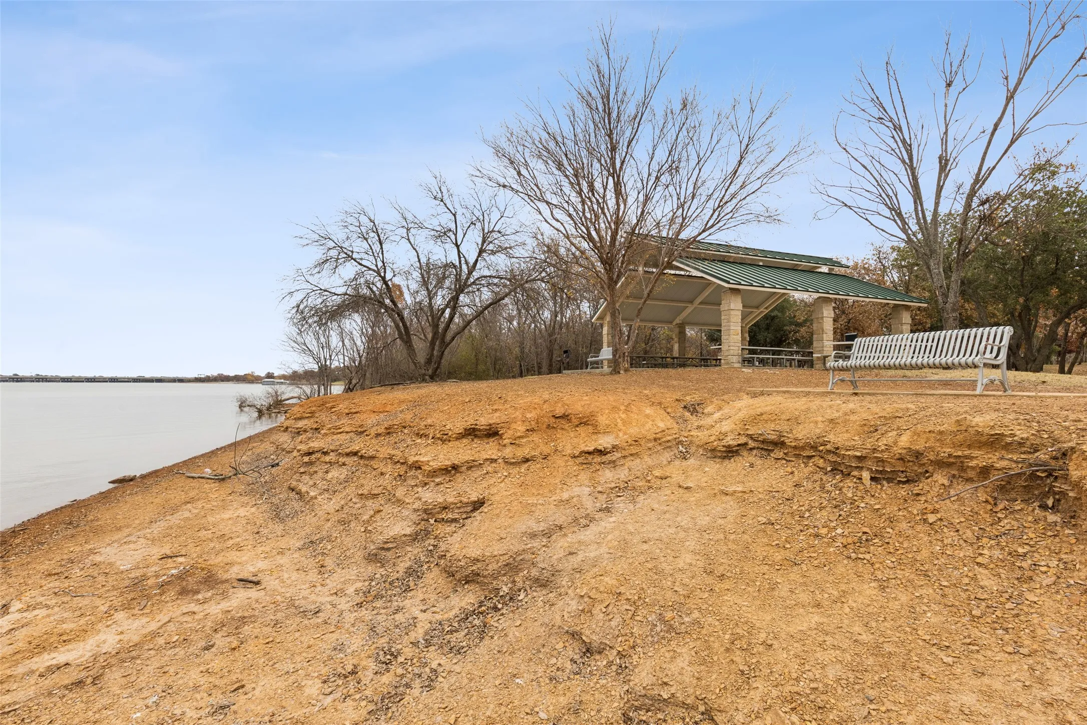 Single Family Residence For Sale in Denton County , 102 Woodland Drive, Highland Village, Texas 75077, 3 Bedroom, 3 Bathroom, 2 Garage spaces, 2,200 Sqft, built in 1970, mls#21297182, Real Estate Agent in Highland Village, Homes For Sale in Denton county, Homes For Sale in Highland Village, Realtor in Highland Village Texas, Real Estate Brokerage Independent Realty Texas, Luminita Cordes Realtor