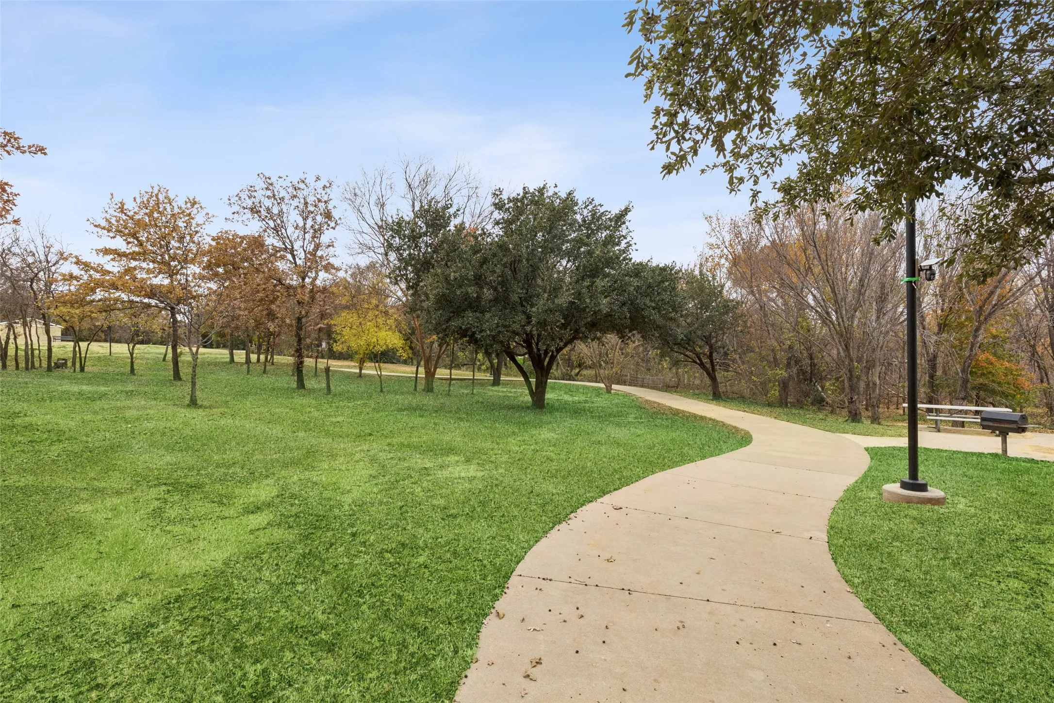 Single Family Residence For Sale in Denton County , 102 Woodland Drive, Highland Village, Texas 75077, 3 Bedroom, 3 Bathroom, 2 Garage spaces, 2,200 Sqft, built in 1970, mls#21297182, Real Estate Agent in Highland Village, Homes For Sale in Denton county, Homes For Sale in Highland Village, Realtor in Highland Village Texas, Real Estate Brokerage Independent Realty Texas, Luminita Cordes Realtor