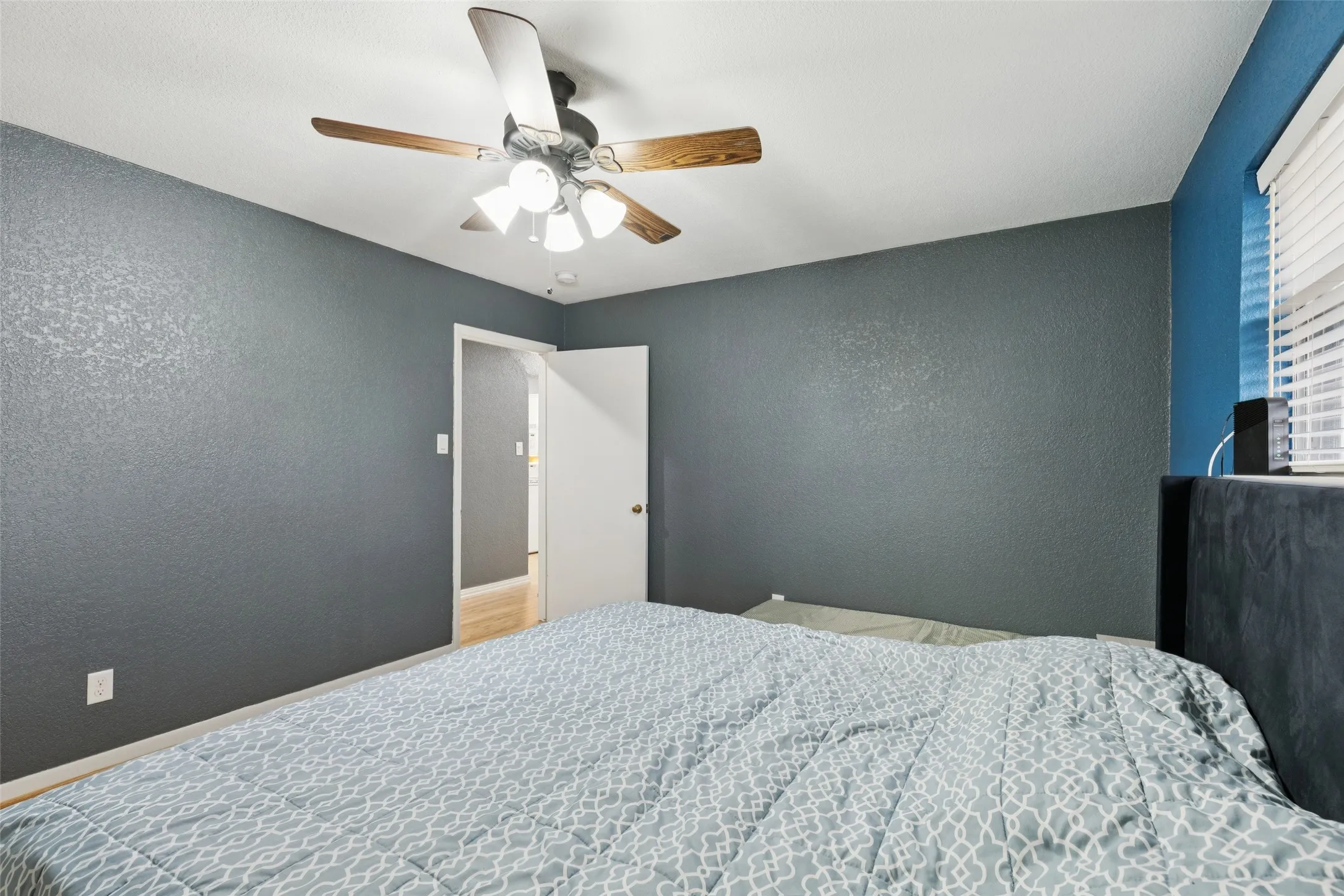 Single Family Residence For Sale in Denton County , 102 Woodland Drive, Highland Village, Texas 75077, 3 Bedroom, 3 Bathroom, 2 Garage spaces, 2,200 Sqft, built in 1970, mls#21297182, Real Estate Agent in Highland Village, Homes For Sale in Denton county, Homes For Sale in Highland Village, Realtor in Highland Village Texas, Real Estate Brokerage Independent Realty Texas, Luminita Cordes Realtor