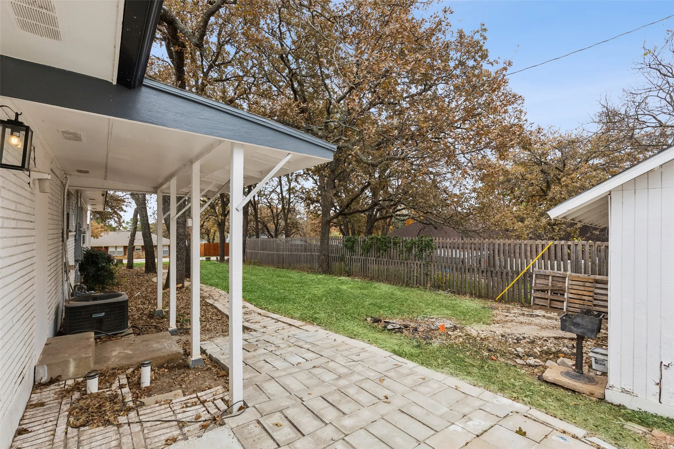 Single Family Residence For Sale in Denton County , 102 Woodland Drive, Highland Village, Texas 75077, 3 Bedroom, 3 Bathroom, 2 Garage spaces, 2,200 Sqft, built in 1970, mls#21297182, Real Estate Agent in Highland Village, Homes For Sale in Denton county, Homes For Sale in Highland Village, Realtor in Highland Village Texas, Real Estate Brokerage Independent Realty Texas, Luminita Cordes Realtor