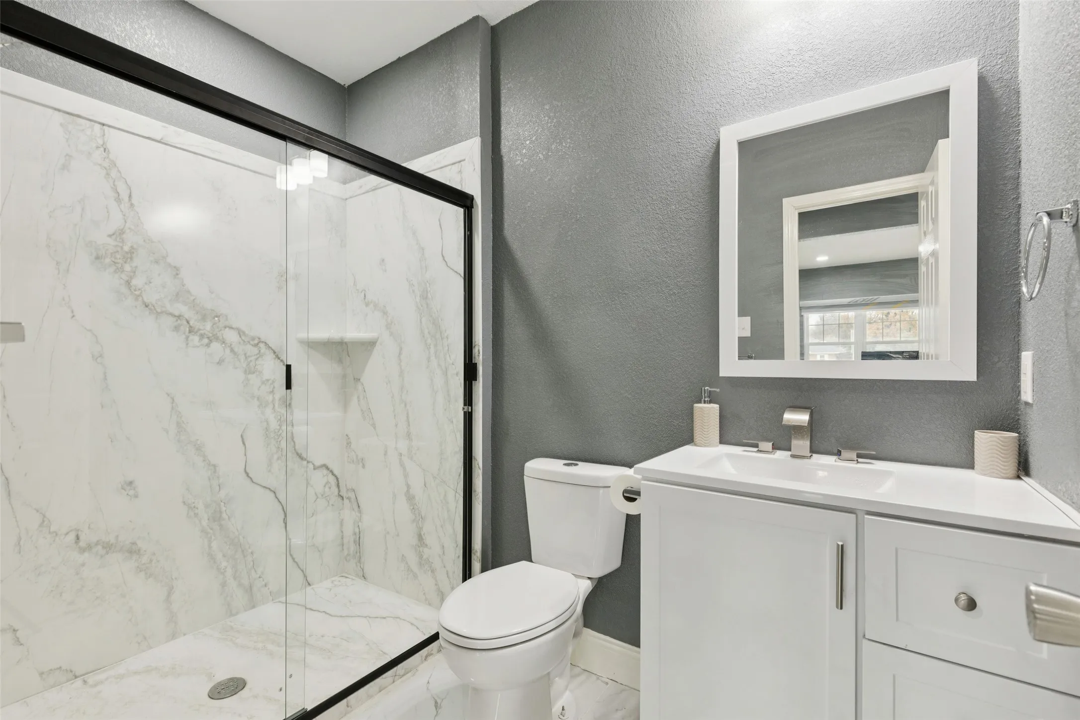 Single Family Residence For Sale in Denton County , 102 Woodland Drive, Highland Village, Texas 75077, 3 Bedroom, 3 Bathroom, 2 Garage spaces, 2,200 Sqft, built in 1970, mls#21297182, Real Estate Agent in Highland Village, Homes For Sale in Denton county, Homes For Sale in Highland Village, Realtor in Highland Village Texas, Real Estate Brokerage Independent Realty Texas, Luminita Cordes Realtor