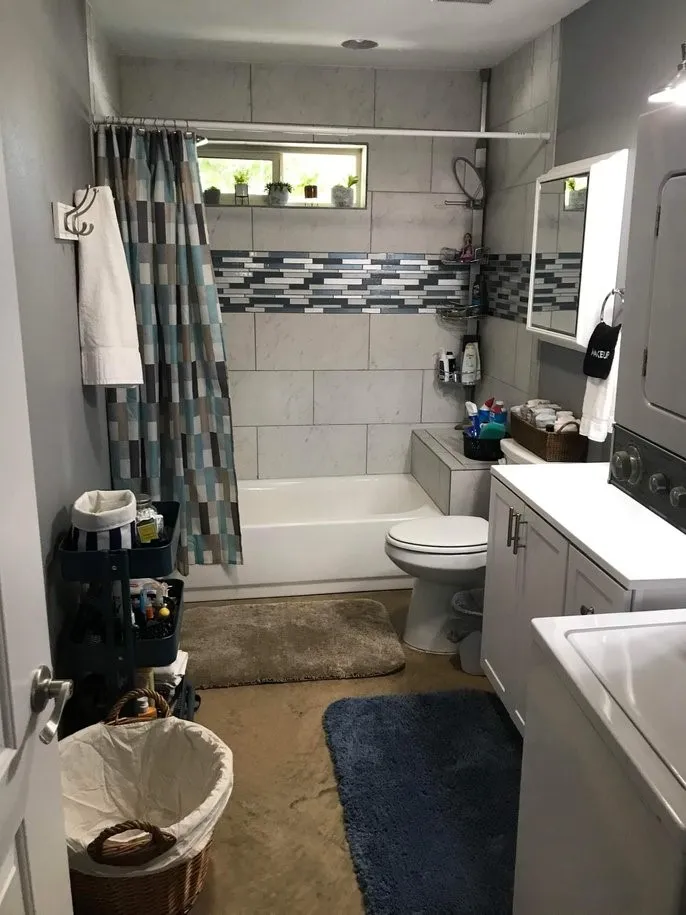 Full size bath with washer/dryer