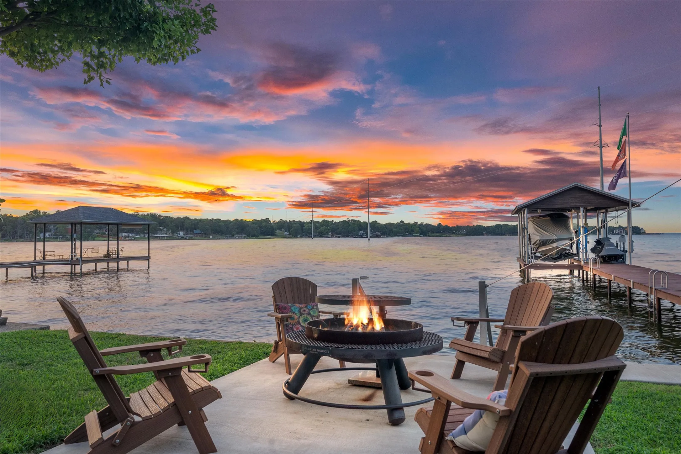 Single Family Residence For Sale in Henderson County , 309 Shore Line Drive, Tool, Texas 75143, 2 Bedroom, 2 Bathroom, Garage spaces, 1,080 Sqft, built in 1969, mls#21298051, Real Estate Agent in Tool, Homes For Sale in Henderson county, Homes For Sale in Tool, Realtor in Tool Texas, Real Estate Brokerage Independent Realty Texas, Luminita Cordes Realtor