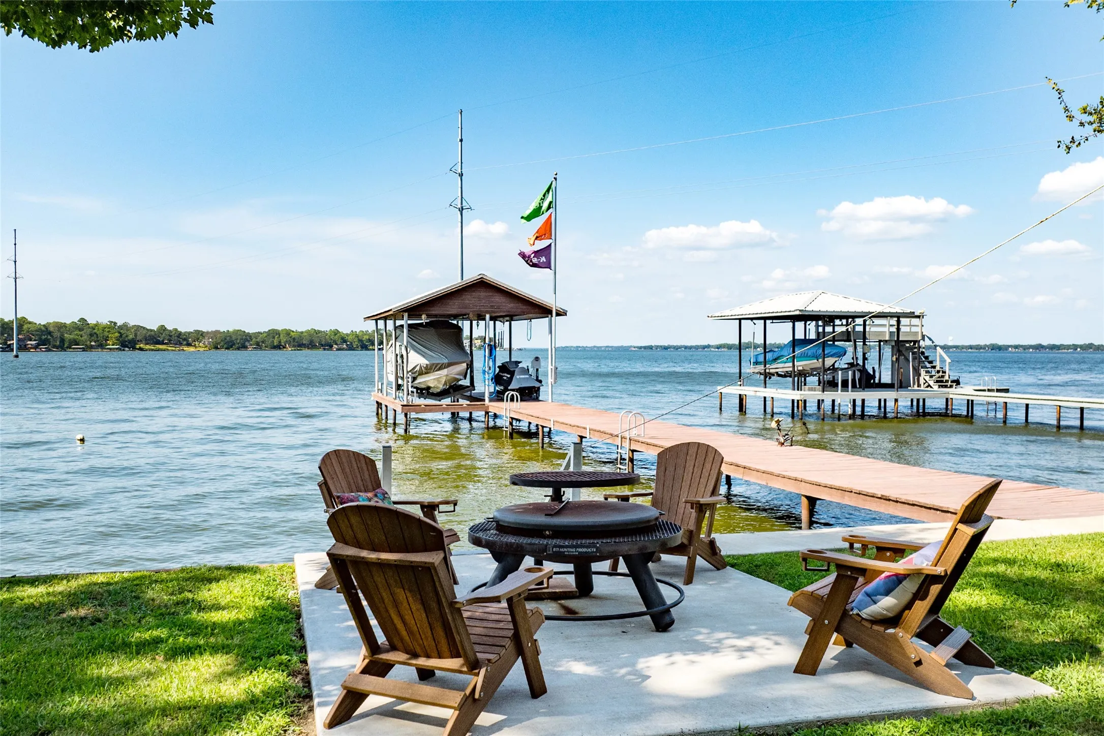 Single Family Residence For Sale in Henderson County , 309 Shore Line Drive, Tool, Texas 75143, 2 Bedroom, 2 Bathroom, Garage spaces, 1,080 Sqft, built in 1969, mls#21298051, Real Estate Agent in Tool, Homes For Sale in Henderson county, Homes For Sale in Tool, Realtor in Tool Texas, Real Estate Brokerage Independent Realty Texas, Luminita Cordes Realtor