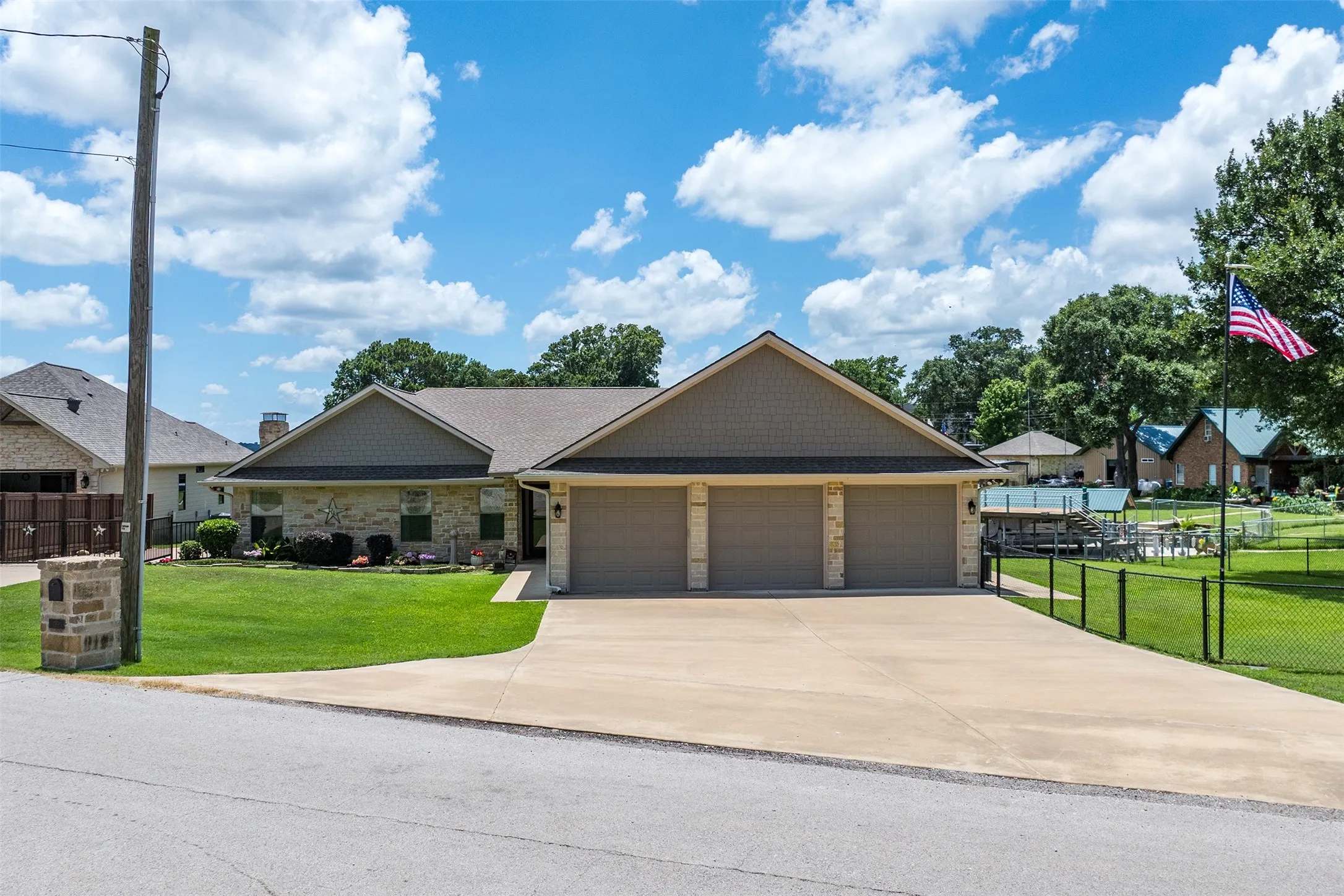 Single Family Residence For Sale in Henderson County , 159 Seaside Drive, Gun Barrel City, Texas 75156, 4 Bedroom, 2 Bathroom, 3 Garage spaces, 2,101 Sqft, built in 1972, mls#21300057, Real Estate Agent in Gun Barrel City, Homes For Sale in Henderson county, Homes For Sale in Gun Barrel City, Realtor in Gun Barrel City Texas, Real Estate Brokerage Independent Realty Texas, Luminita Cordes Realtor