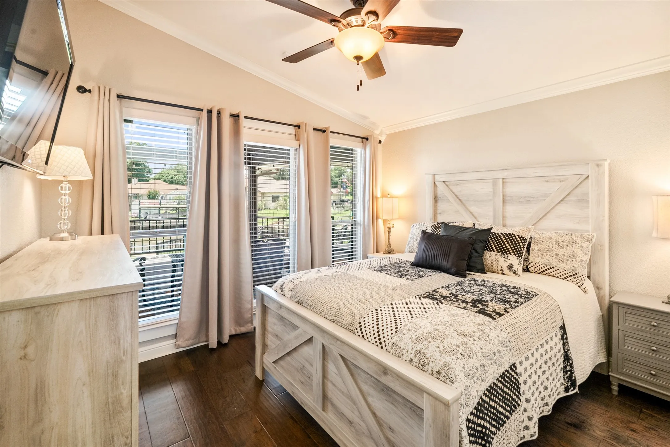 Single Family Residence For Sale in Henderson County , 159 Seaside Drive, Gun Barrel City, Texas 75156, 4 Bedroom, 2 Bathroom, 3 Garage spaces, 2,101 Sqft, built in 1972, mls#21300057, Real Estate Agent in Gun Barrel City, Homes For Sale in Henderson county, Homes For Sale in Gun Barrel City, Realtor in Gun Barrel City Texas, Real Estate Brokerage Independent Realty Texas, Luminita Cordes Realtor