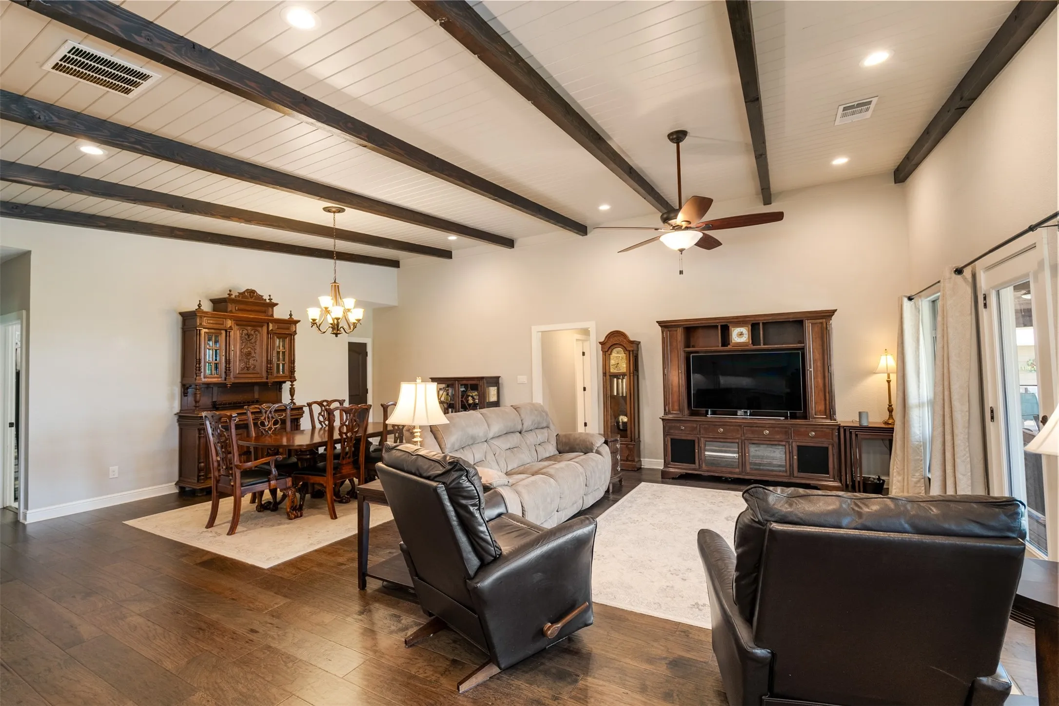 Single Family Residence For Sale in Henderson County , 159 Seaside Drive, Gun Barrel City, Texas 75156, 4 Bedroom, 2 Bathroom, 3 Garage spaces, 2,101 Sqft, built in 1972, mls#21300057, Real Estate Agent in Gun Barrel City, Homes For Sale in Henderson county, Homes For Sale in Gun Barrel City, Realtor in Gun Barrel City Texas, Real Estate Brokerage Independent Realty Texas, Luminita Cordes Realtor