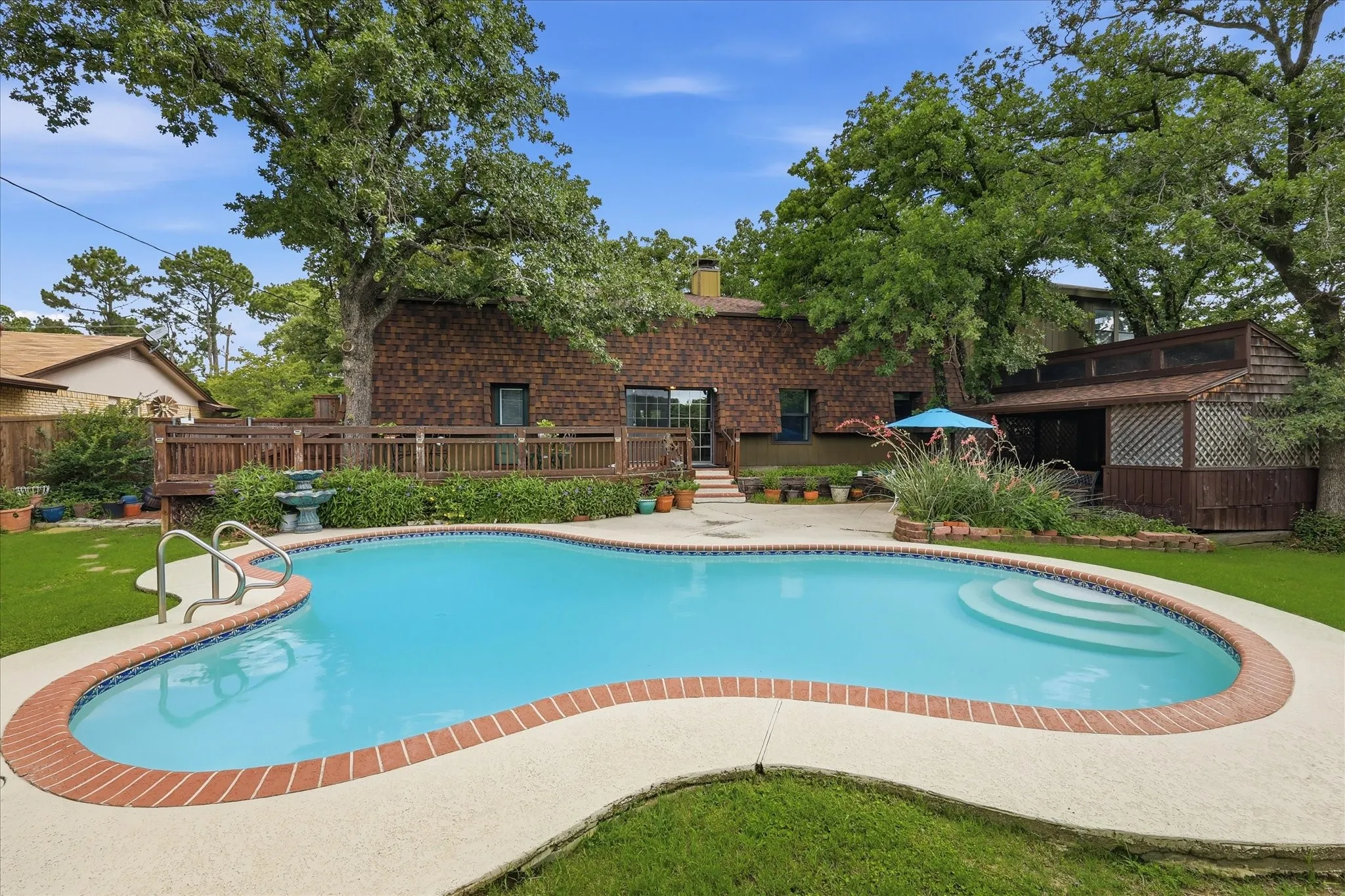 Single Family Residence For Sale in Denton County , 846 Highland Village Road, Highland Village, Texas 75077, 3 Bedroom, 2 Bathroom, 2 Garage spaces, 1,677 Sqft, built in 1968, mls#21297637, Real Estate Agent in Highland Village, Homes For Sale in Denton county, Homes For Sale in Highland Village, Realtor in Highland Village Texas, Real Estate Brokerage Independent Realty Texas, Luminita Cordes Realtor