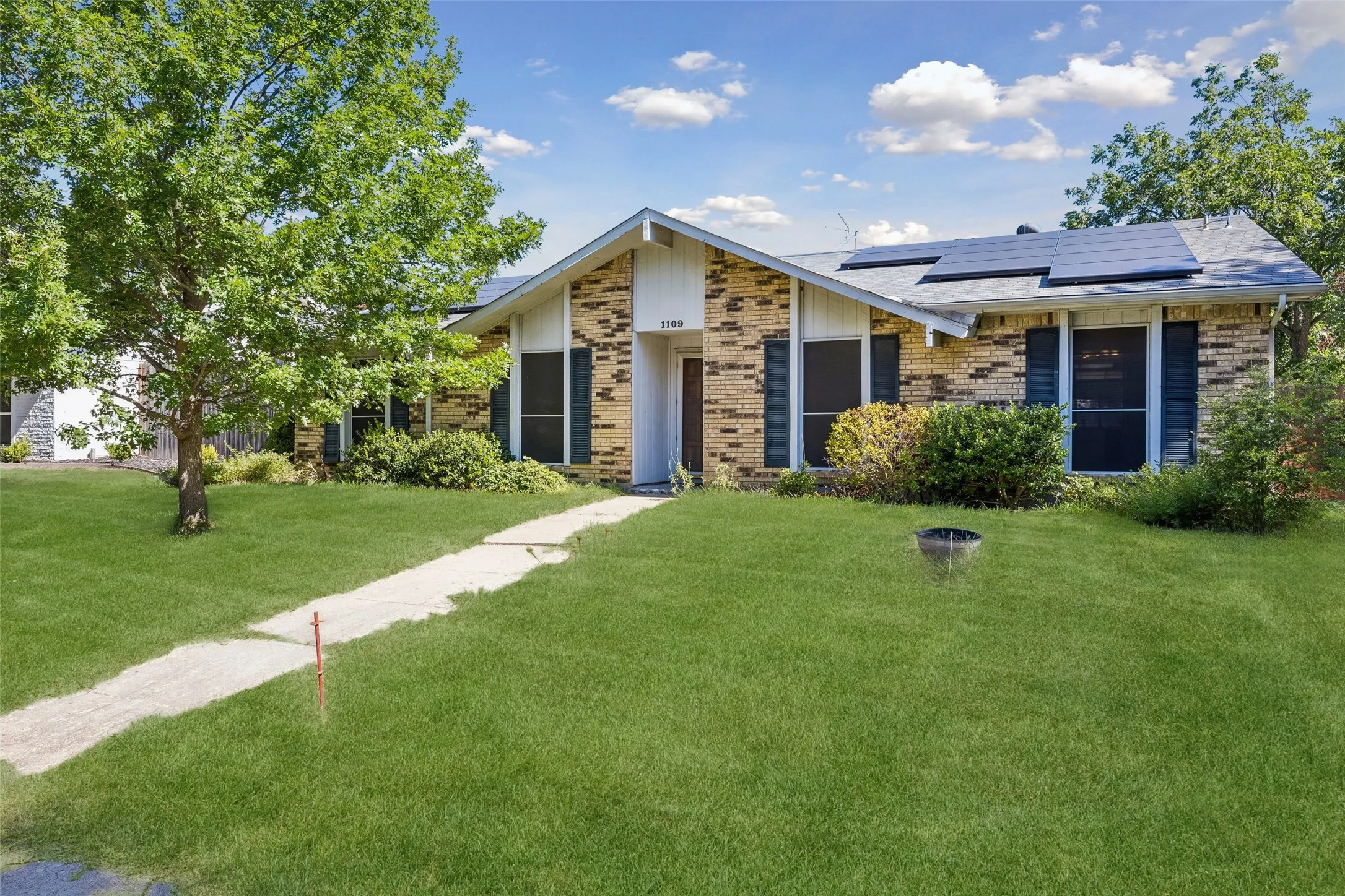 Single Family Residence For Sale in Collin County , 1109 Overdowns Drive, Plano, Texas 75023, 3 Bedroom, 2 Bathroom, 2 Garage spaces, 1,930 Sqft, built in 1974, mls#21269328, Real Estate Agent in Plano, Homes For Sale in Collin county, Homes For Sale in Plano, Realtor in Plano Texas, Real Estate Brokerage Independent Realty Texas, Luminita Cordes Realtor