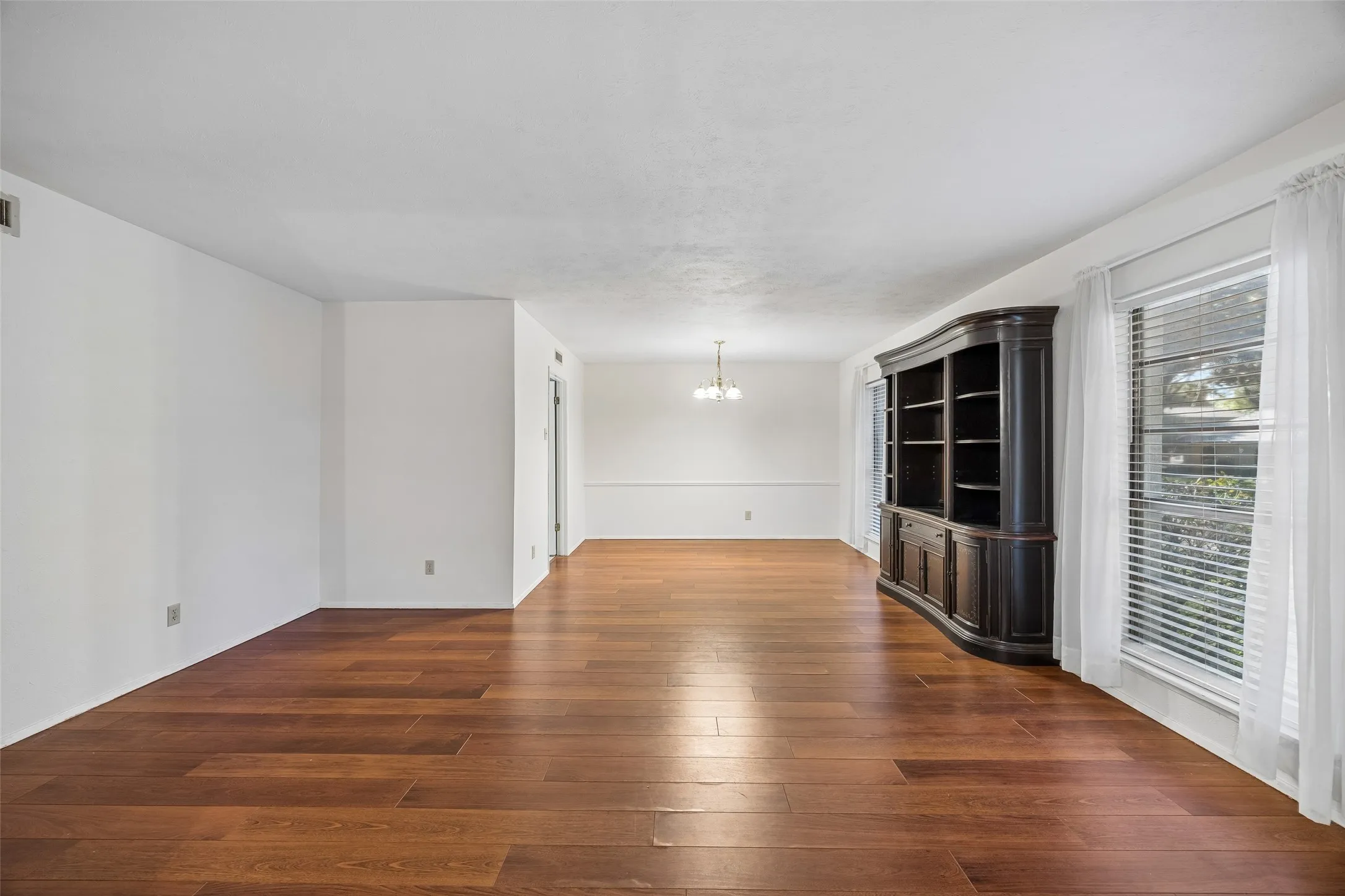 Single Family Residence For Sale in Collin County , 1109 Overdowns Drive, Plano, Texas 75023, 3 Bedroom, 2 Bathroom, 2 Garage spaces, 1,930 Sqft, built in 1974, mls#21269328, Real Estate Agent in Plano, Homes For Sale in Collin county, Homes For Sale in Plano, Realtor in Plano Texas, Real Estate Brokerage Independent Realty Texas, Luminita Cordes Realtor