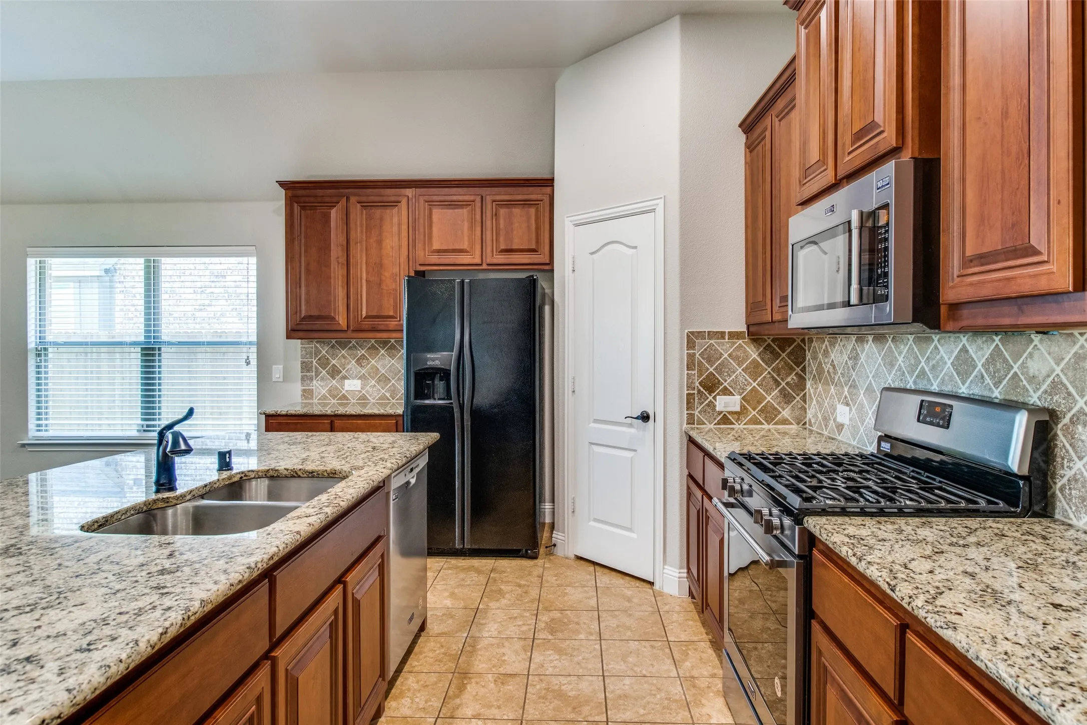 Single Family Residence For Rent in Grayson County , 4619 Amesbury, Sherman, Texas 75092, 4 Bedroom, 3 Bathroom, 2 Garage spaces, 2,517 Sqft, built in 2017, mls#21300092, Real Estate Agent in Sherman, Homes For Rent in Grayson county, Homes For Rent in Sherman, Realtor in Sherman Texas, Real Estate Brokerage Independent Realty Texas, Luminita Cordes Realtor