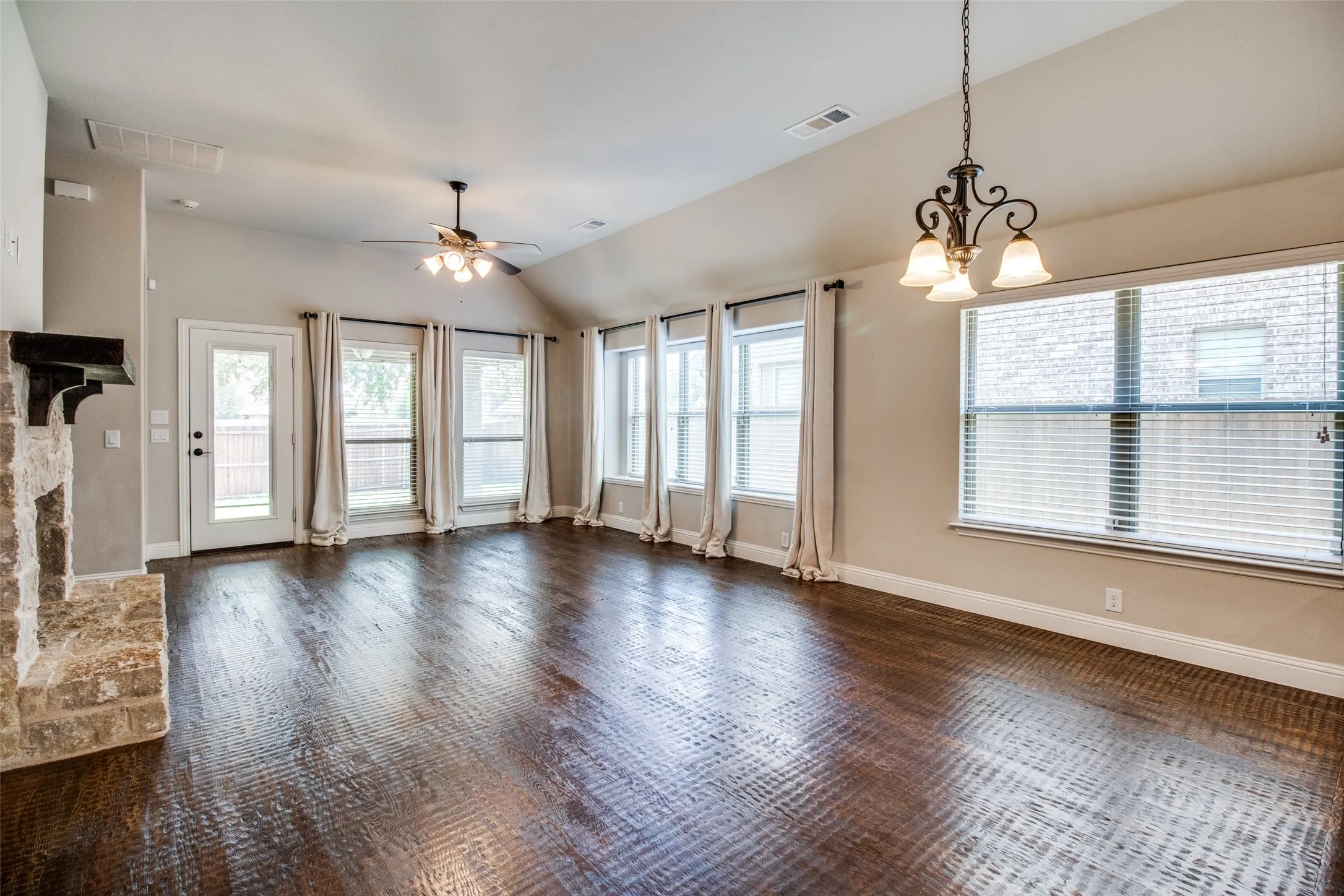 Single Family Residence For Rent in Grayson County , 4619 Amesbury, Sherman, Texas 75092, 4 Bedroom, 3 Bathroom, 2 Garage spaces, 2,517 Sqft, built in 2017, mls#21300092, Real Estate Agent in Sherman, Homes For Rent in Grayson county, Homes For Rent in Sherman, Realtor in Sherman Texas, Real Estate Brokerage Independent Realty Texas, Luminita Cordes Realtor
