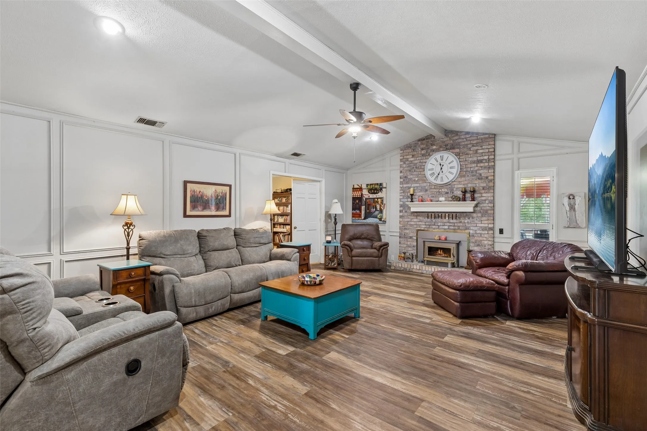 Single Family Residence For Sale in Grayson County , 2430 Turtle Creek Drive, Sherman, Texas 75092, 3 Bedroom, 3 Bathroom, 2 Garage spaces, 2,268 Sqft, built in 1983, mls#21297604, Real Estate Agent in Sherman, Homes For Sale in Grayson county, Homes For Sale in Sherman, Realtor in Sherman Texas, Real Estate Brokerage Independent Realty Texas, Luminita Cordes Realtor