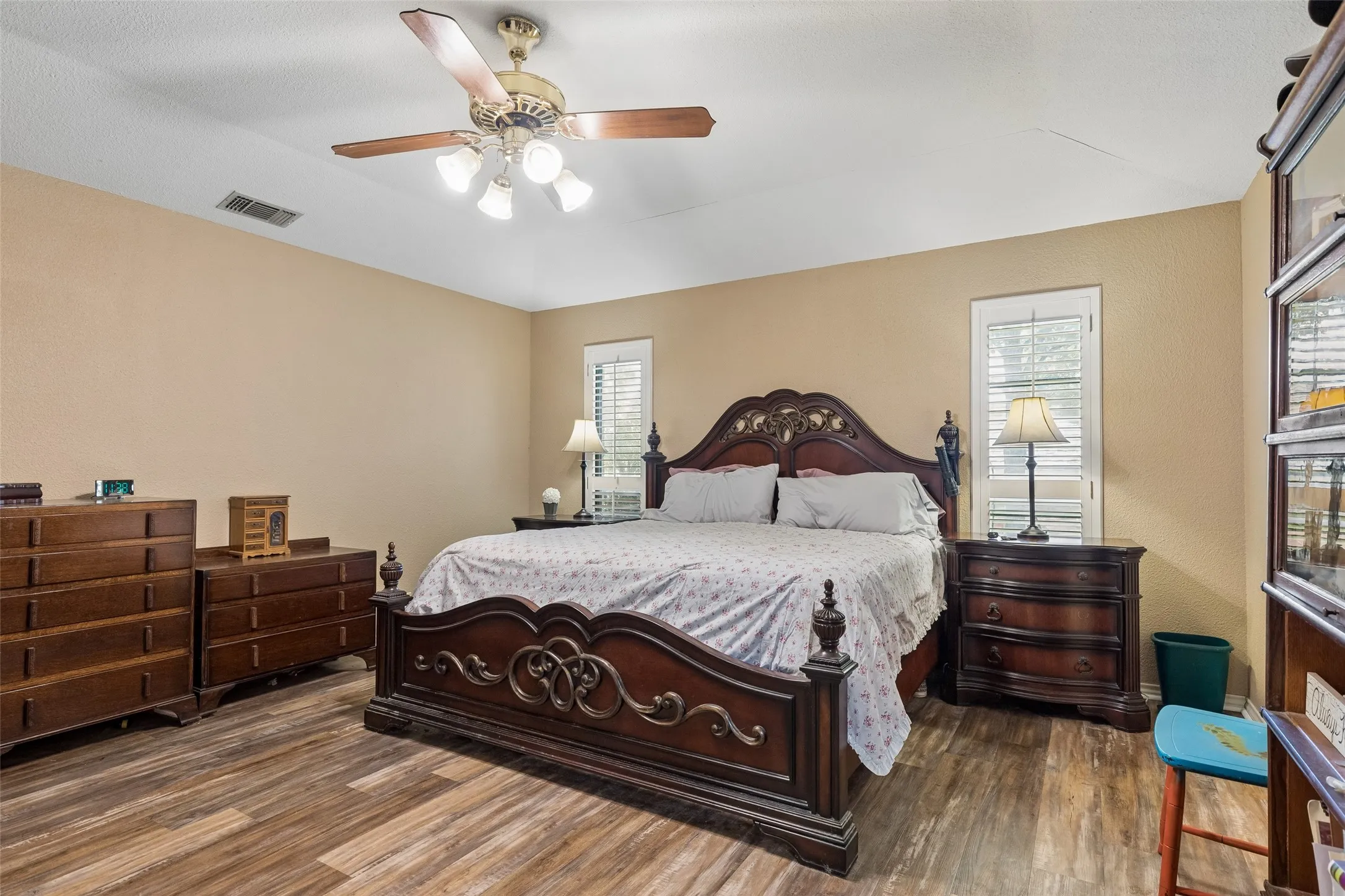 Single Family Residence For Sale in Grayson County , 2430 Turtle Creek Drive, Sherman, Texas 75092, 3 Bedroom, 3 Bathroom, 2 Garage spaces, 2,268 Sqft, built in 1983, mls#21297604, Real Estate Agent in Sherman, Homes For Sale in Grayson county, Homes For Sale in Sherman, Realtor in Sherman Texas, Real Estate Brokerage Independent Realty Texas, Luminita Cordes Realtor