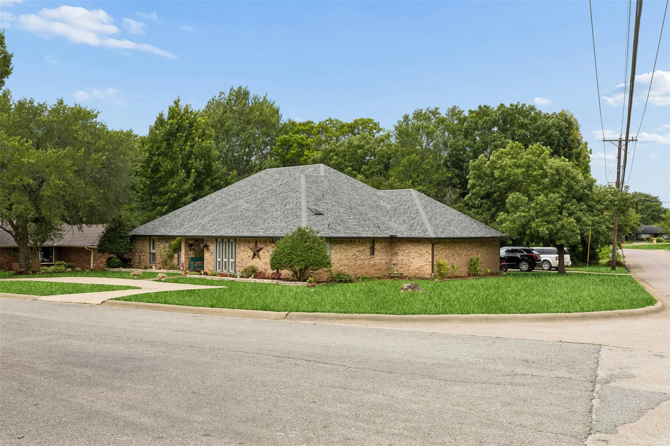 Single Family Residence For Sale in Grayson County , 2430 Turtle Creek Drive, Sherman, Texas 75092, 3 Bedroom, 3 Bathroom, 2 Garage spaces, 2,268 Sqft, built in 1983, mls#21297604, Real Estate Agent in Sherman, Homes For Sale in Grayson county, Homes For Sale in Sherman, Realtor in Sherman Texas, Real Estate Brokerage Independent Realty Texas, Luminita Cordes Realtor