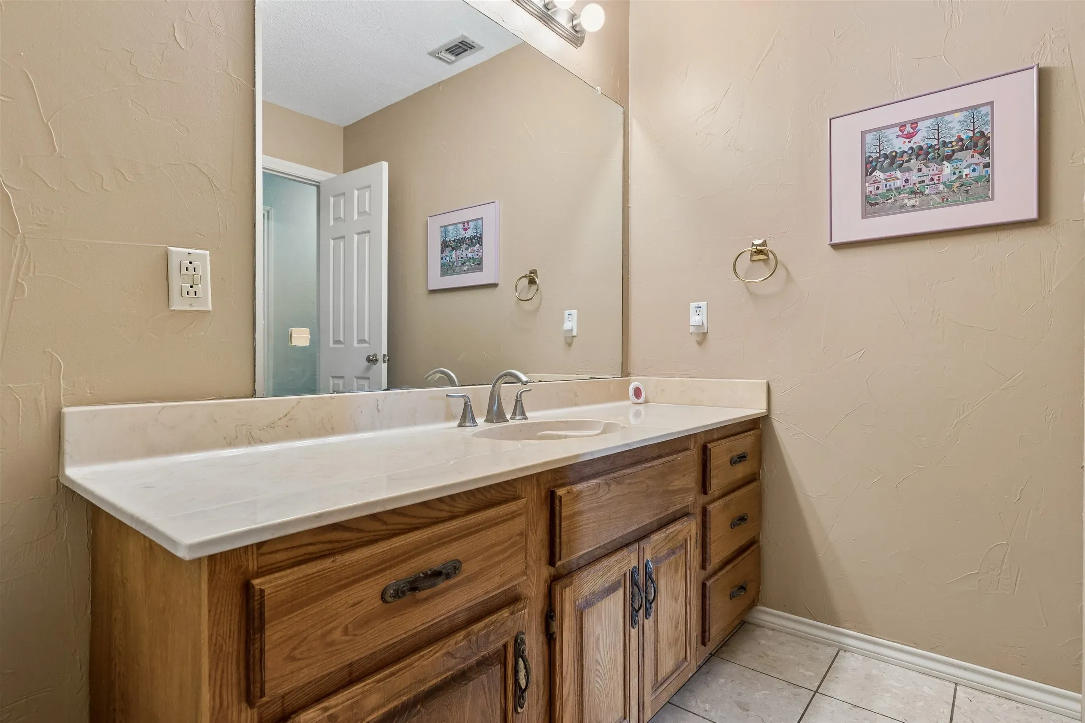 Single Family Residence For Sale in Grayson County , 2430 Turtle Creek Drive, Sherman, Texas 75092, 3 Bedroom, 3 Bathroom, 2 Garage spaces, 2,268 Sqft, built in 1983, mls#21297604, Real Estate Agent in Sherman, Homes For Sale in Grayson county, Homes For Sale in Sherman, Realtor in Sherman Texas, Real Estate Brokerage Independent Realty Texas, Luminita Cordes Realtor