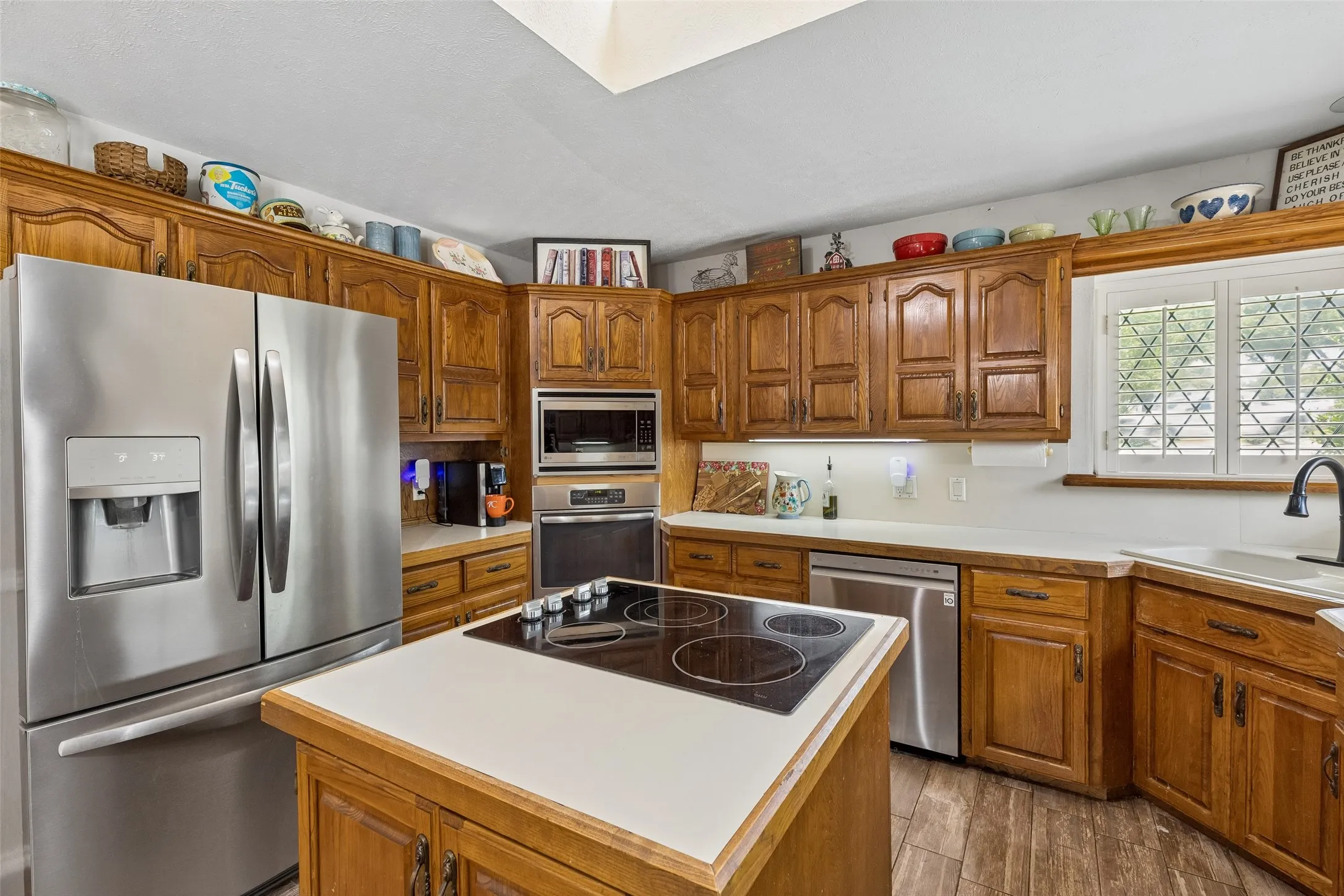 Single Family Residence For Sale in Grayson County , 2430 Turtle Creek Drive, Sherman, Texas 75092, 3 Bedroom, 3 Bathroom, 2 Garage spaces, 2,268 Sqft, built in 1983, mls#21297604, Real Estate Agent in Sherman, Homes For Sale in Grayson county, Homes For Sale in Sherman, Realtor in Sherman Texas, Real Estate Brokerage Independent Realty Texas, Luminita Cordes Realtor