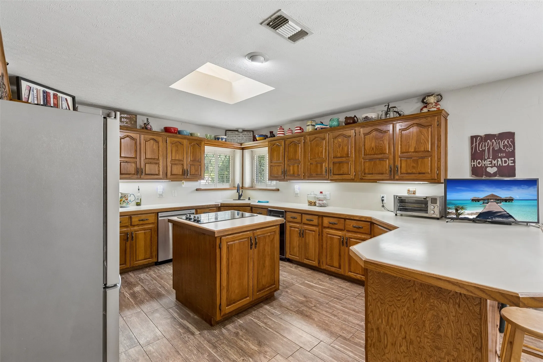 Single Family Residence For Sale in Grayson County , 2430 Turtle Creek Drive, Sherman, Texas 75092, 3 Bedroom, 3 Bathroom, 2 Garage spaces, 2,268 Sqft, built in 1983, mls#21297604, Real Estate Agent in Sherman, Homes For Sale in Grayson county, Homes For Sale in Sherman, Realtor in Sherman Texas, Real Estate Brokerage Independent Realty Texas, Luminita Cordes Realtor