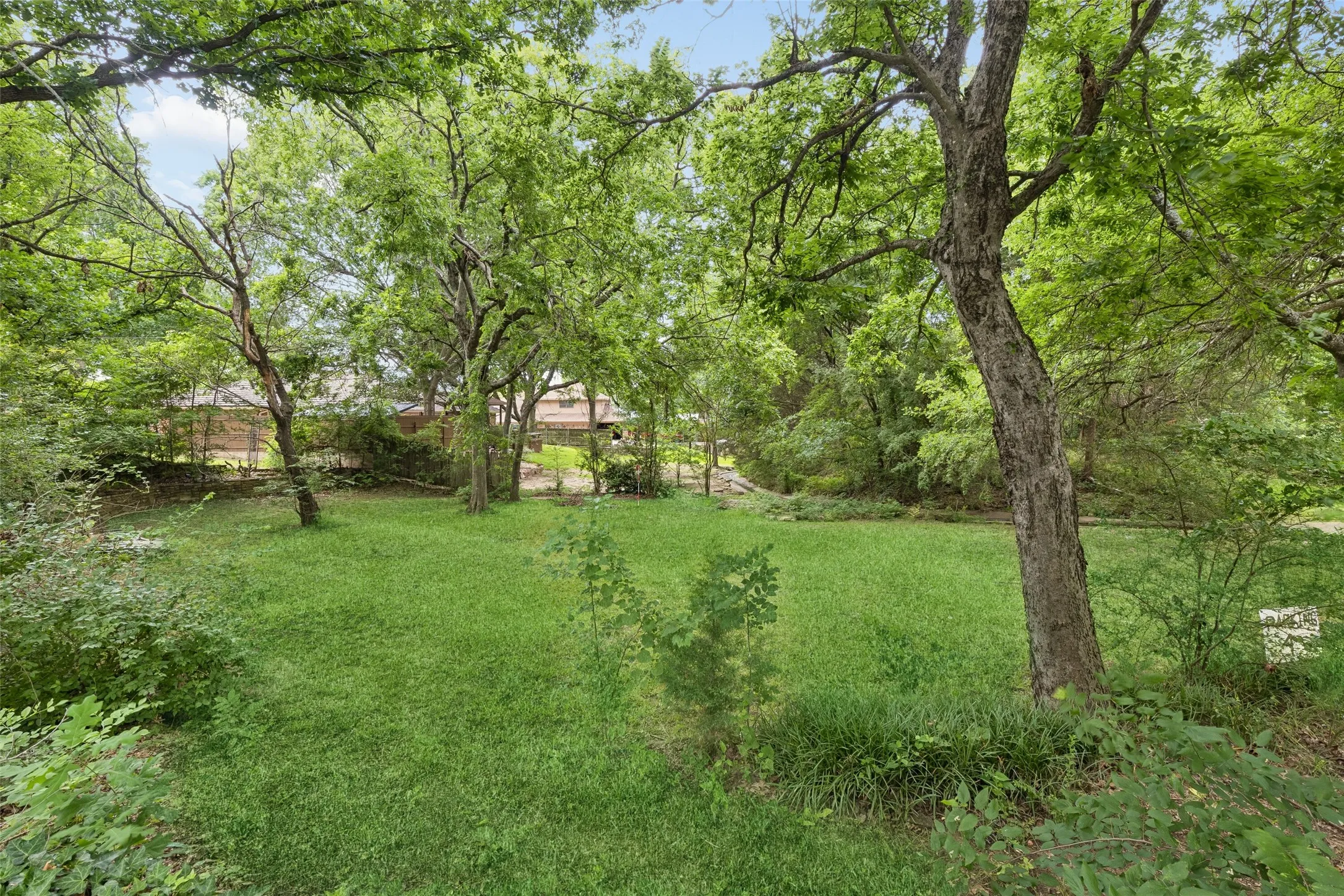 Single Family Residence For Sale in Grayson County , 2430 Turtle Creek Drive, Sherman, Texas 75092, 3 Bedroom, 3 Bathroom, 2 Garage spaces, 2,268 Sqft, built in 1983, mls#21297604, Real Estate Agent in Sherman, Homes For Sale in Grayson county, Homes For Sale in Sherman, Realtor in Sherman Texas, Real Estate Brokerage Independent Realty Texas, Luminita Cordes Realtor